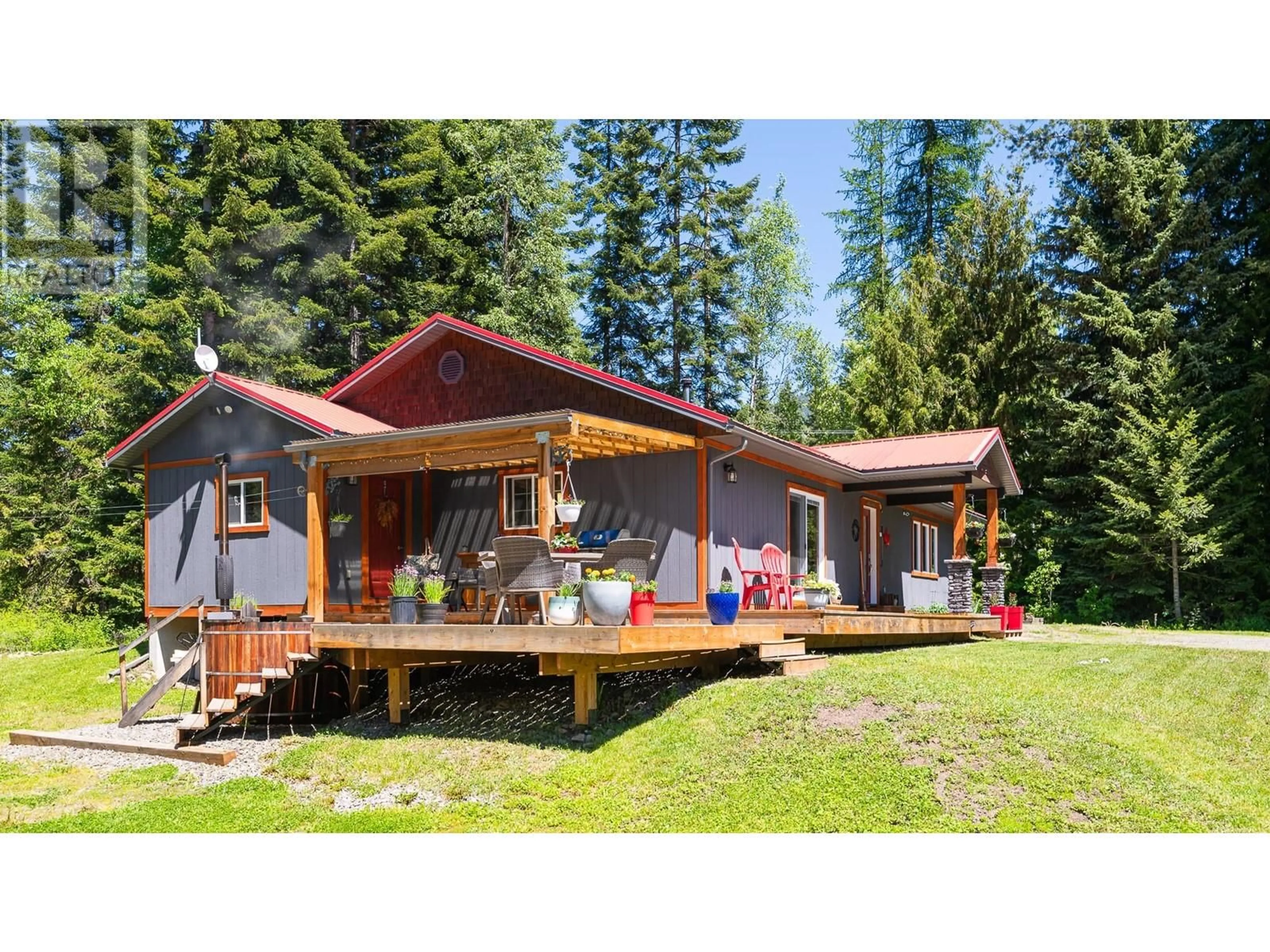 Home with vinyl exterior material, unknown for 7957 HIGHWAY 3 HIGHWAY, Yahk British Columbia V0B2P0