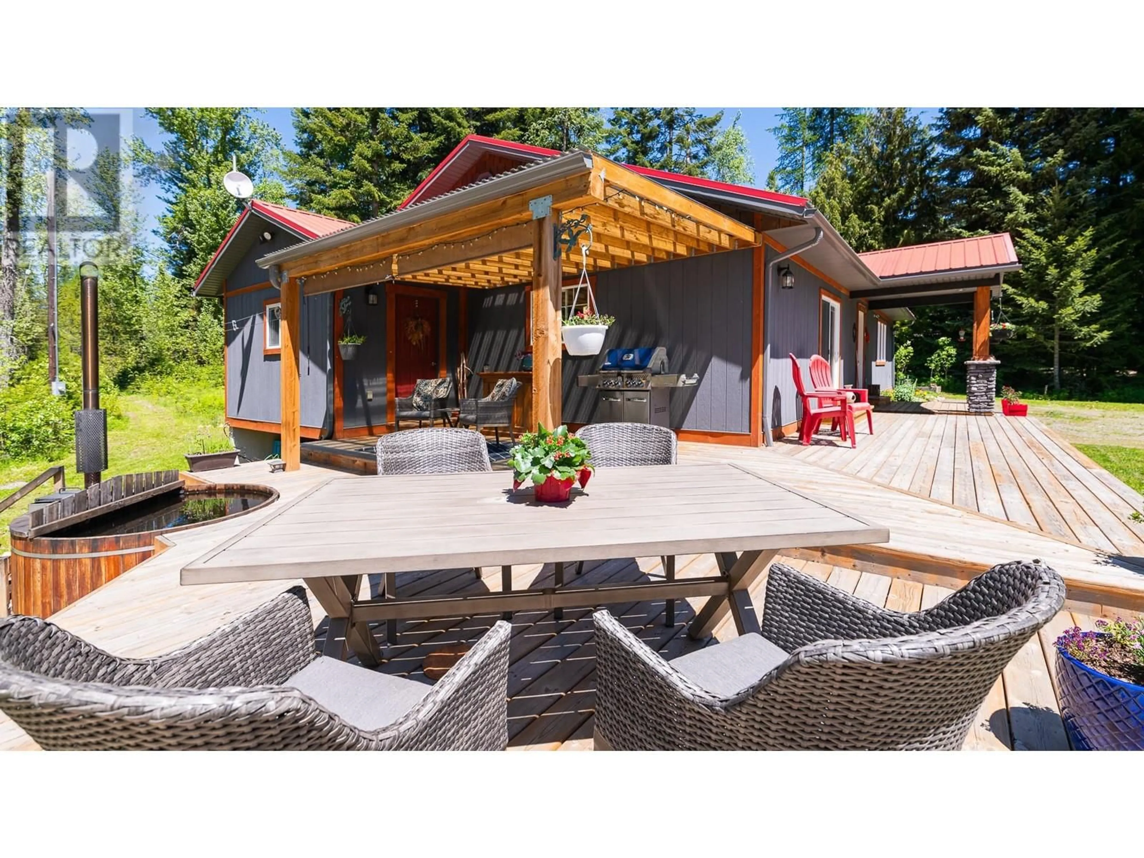 Patio, street for 7957 HIGHWAY 3 HIGHWAY, Yahk British Columbia V0B2P0