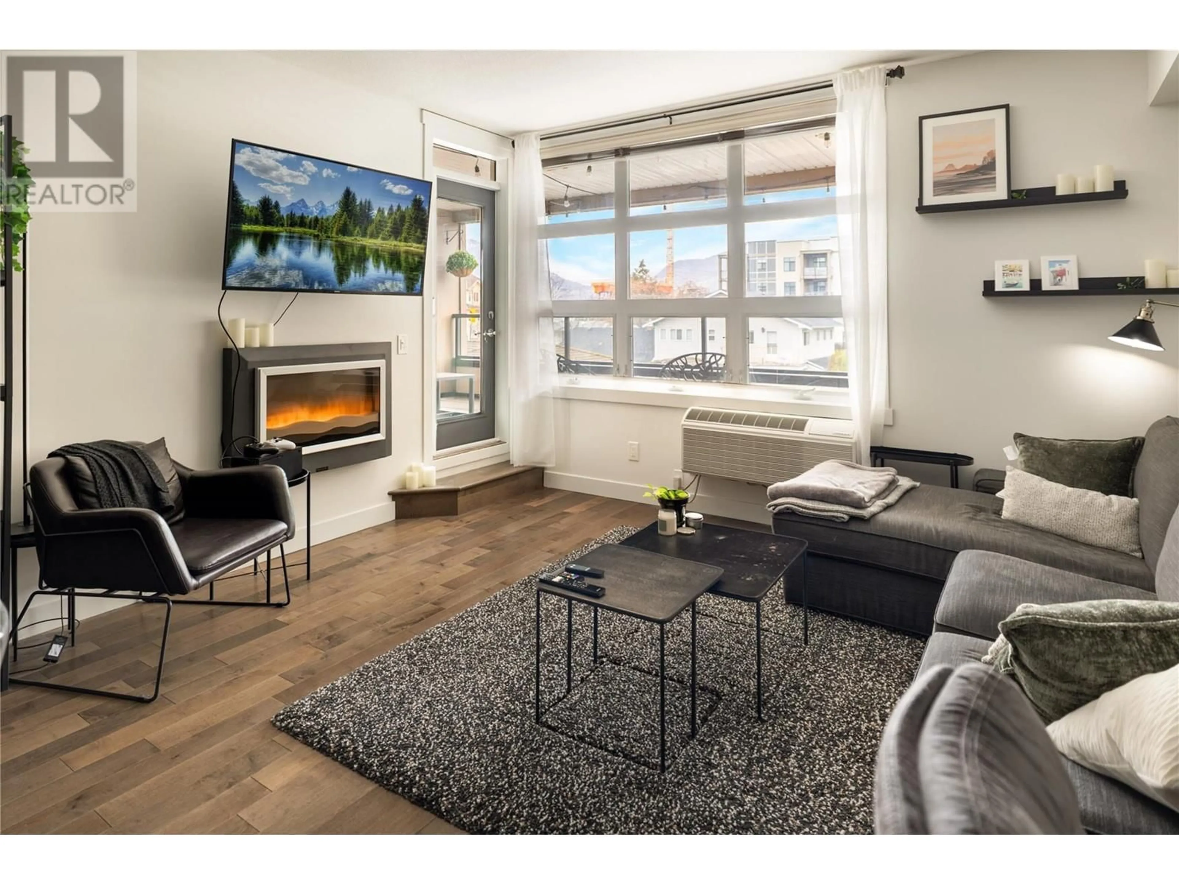 Living room with furniture, wood/laminate floor for 207 - 700 MARTIN AVENUE, Kelowna British Columbia V1Y6V4