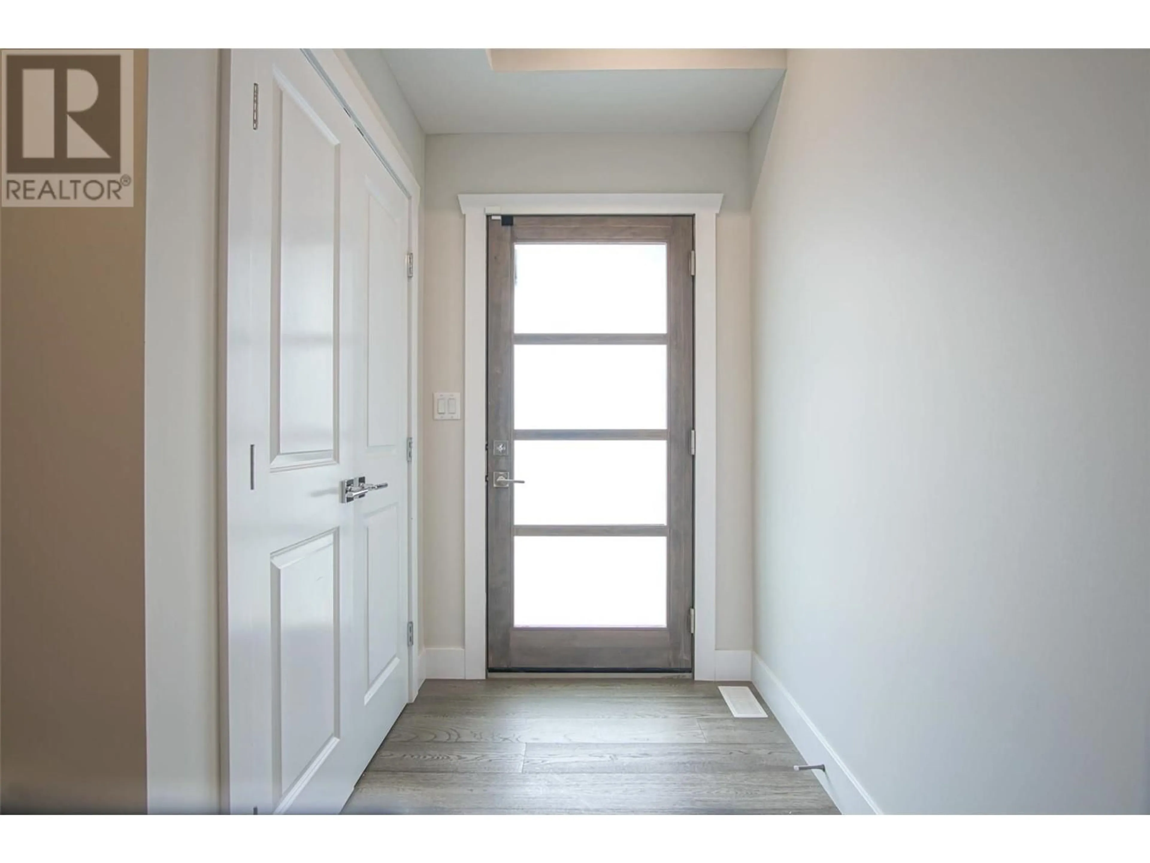 Indoor entryway for 1 - 415 RUTLAND ROAD, Kelowna British Columbia V1X3B3