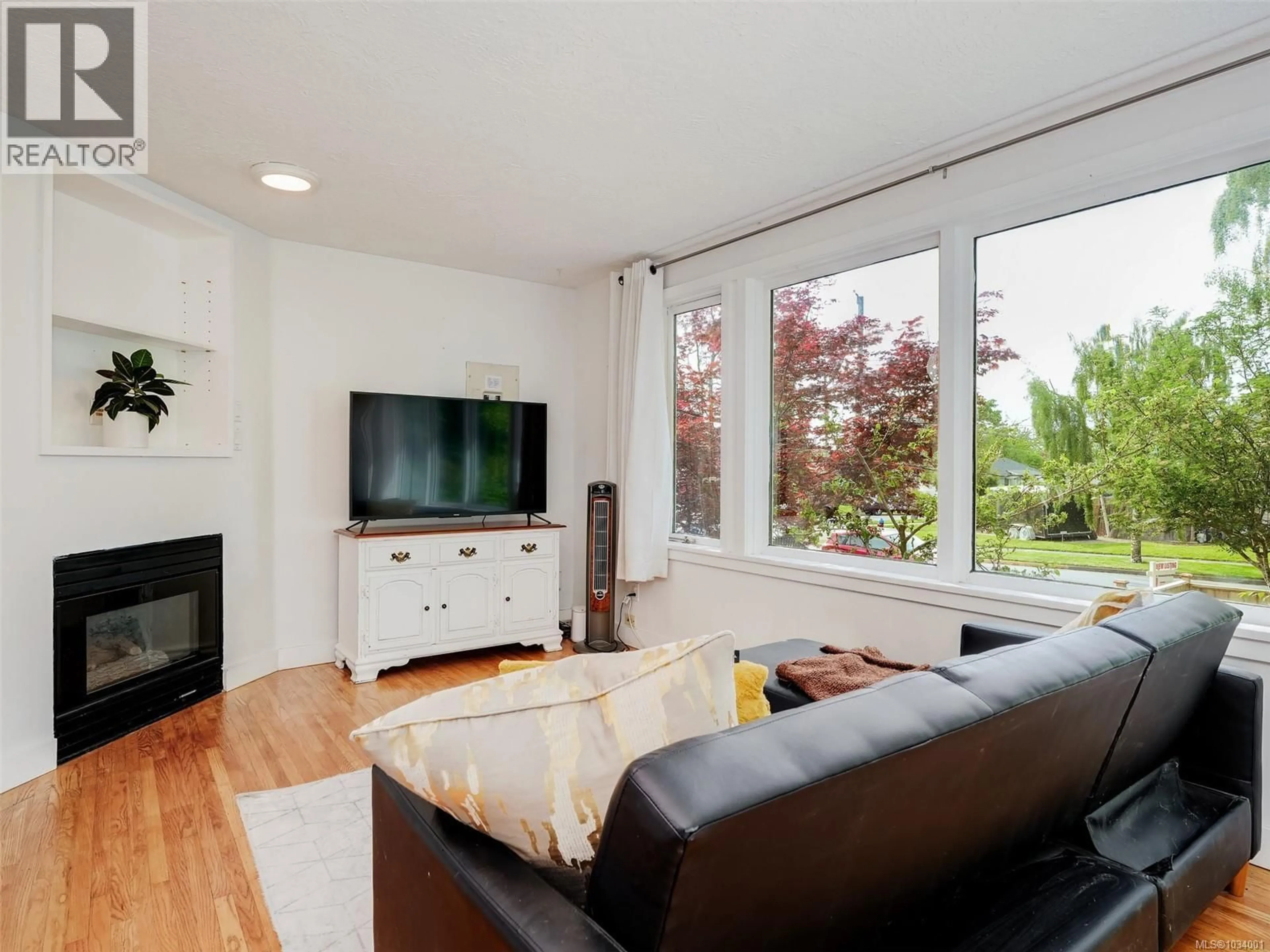 Living room with furniture, wood/laminate floor for 839 VILLANCE STREET, Victoria British Columbia V8X2P5