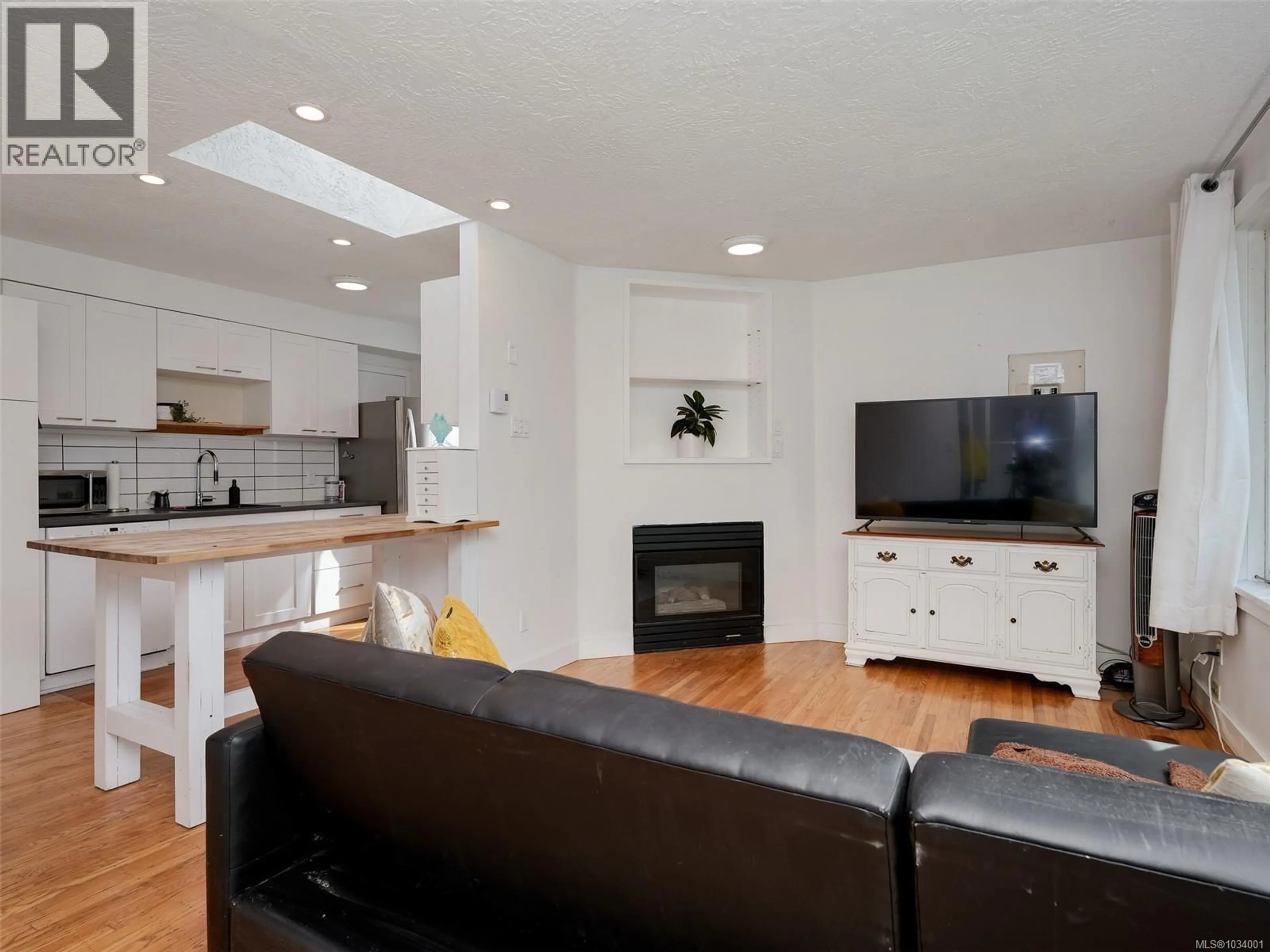 Living room with furniture, wood/laminate floor for 839 VILLANCE STREET, Victoria British Columbia V8X2P5