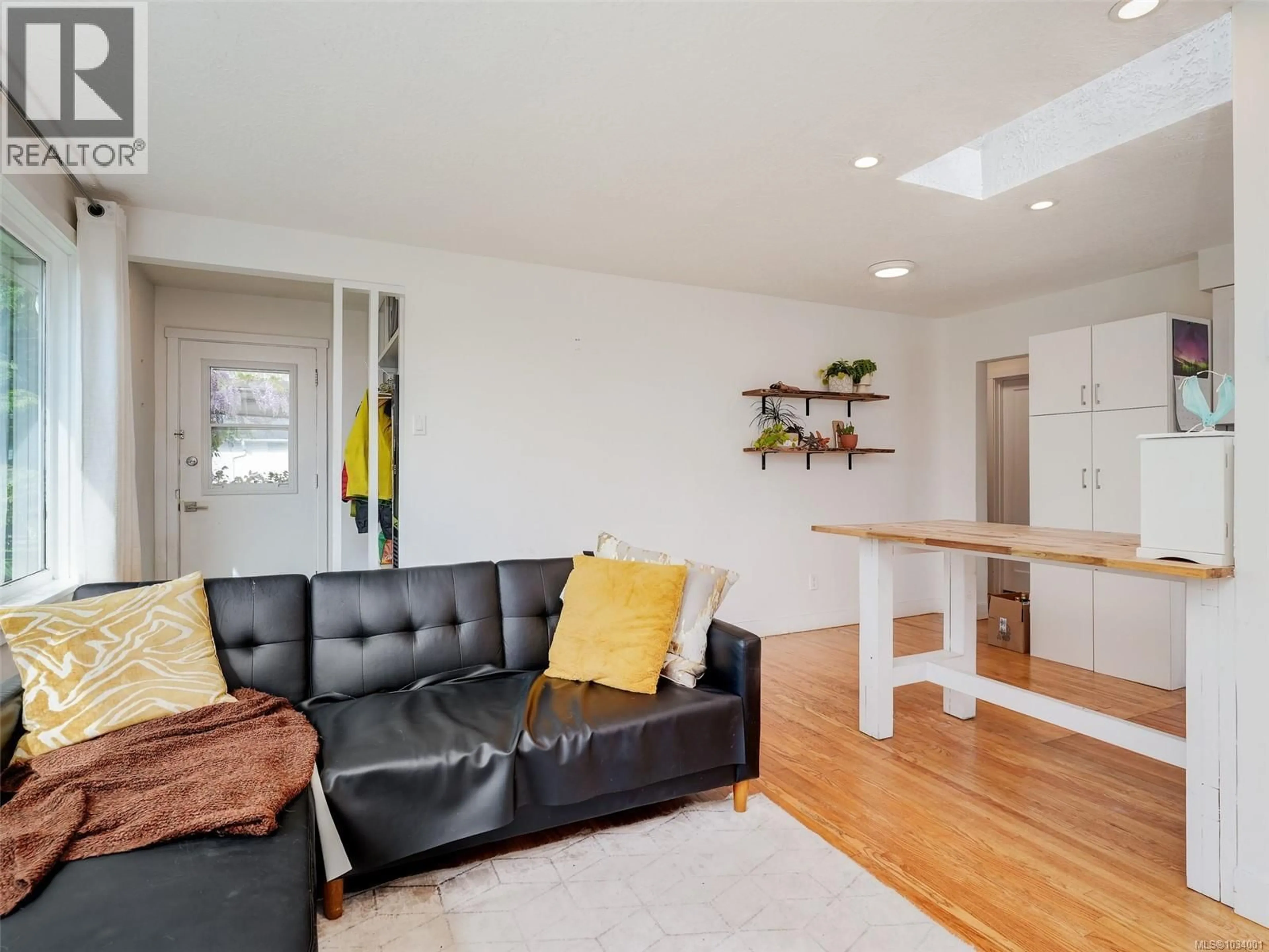 Living room with furniture, wood/laminate floor for 839 VILLANCE STREET, Victoria British Columbia V8X2P5