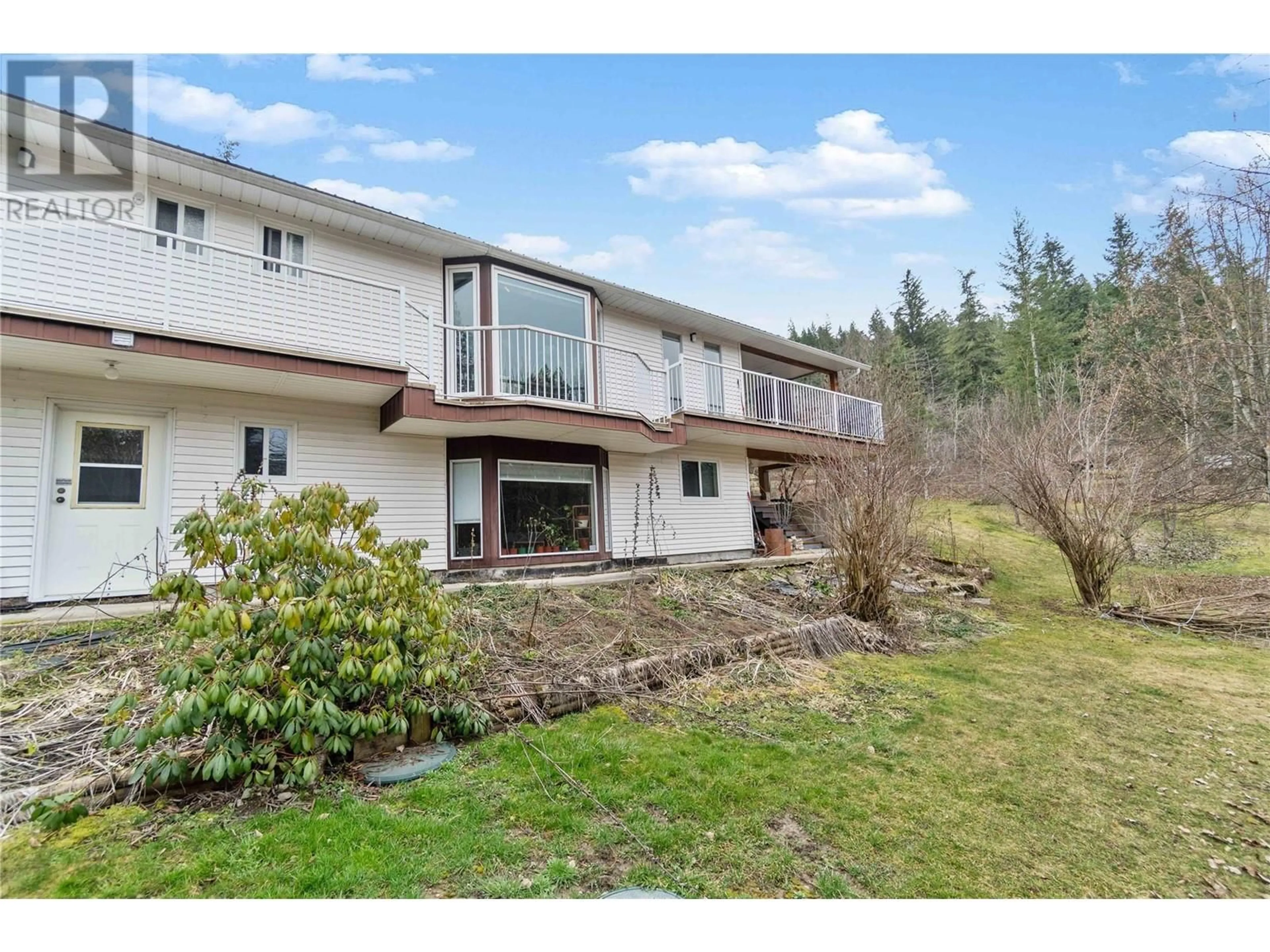 A pic from outside/outdoor area/front of a property/back of a property/a pic from drone, water/lake/river/ocean view for 2351 FOOTHILL ROAD SOUTHWEST, Salmon Arm British Columbia V1E1L7