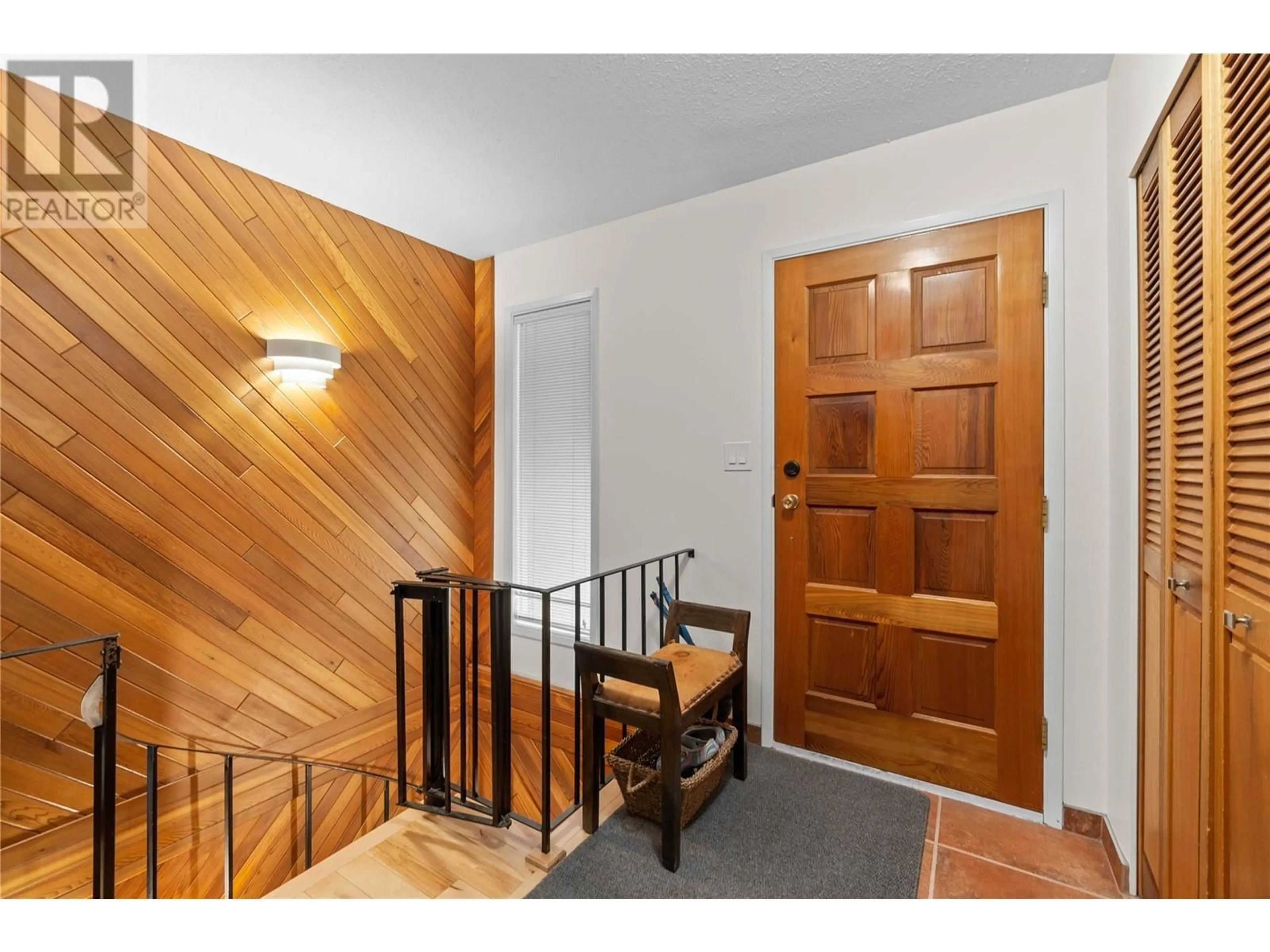 Indoor entryway for 2351 FOOTHILL ROAD SOUTHWEST, Salmon Arm British Columbia V1E1L7