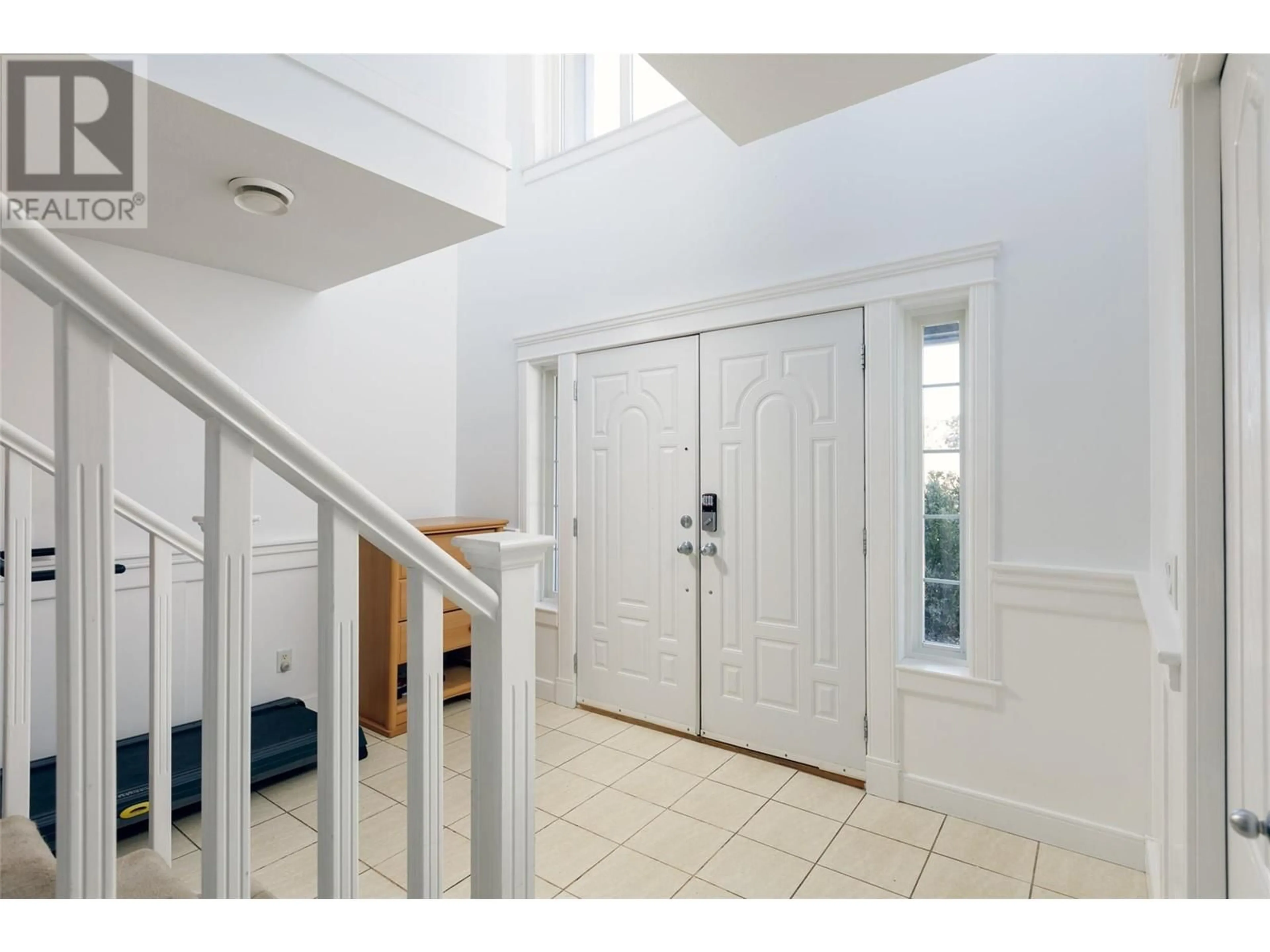 Indoor entryway for 1595 KLOPPENBURG ROAD, Kelowna British Columbia V1P1N5