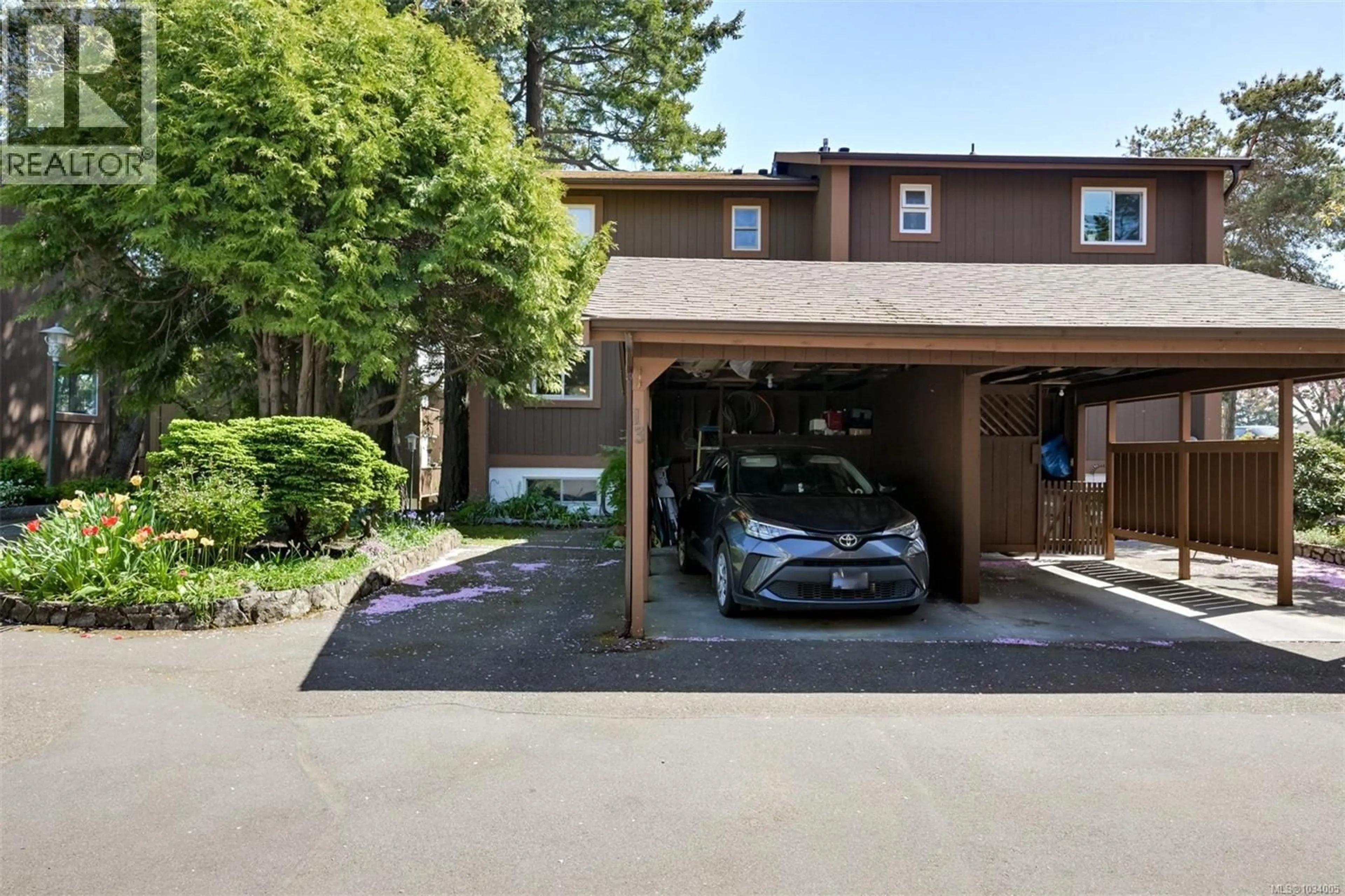 Indoor garage for 13 - 933 ADMIRALS ROAD, Esquimalt British Columbia V9A2P1