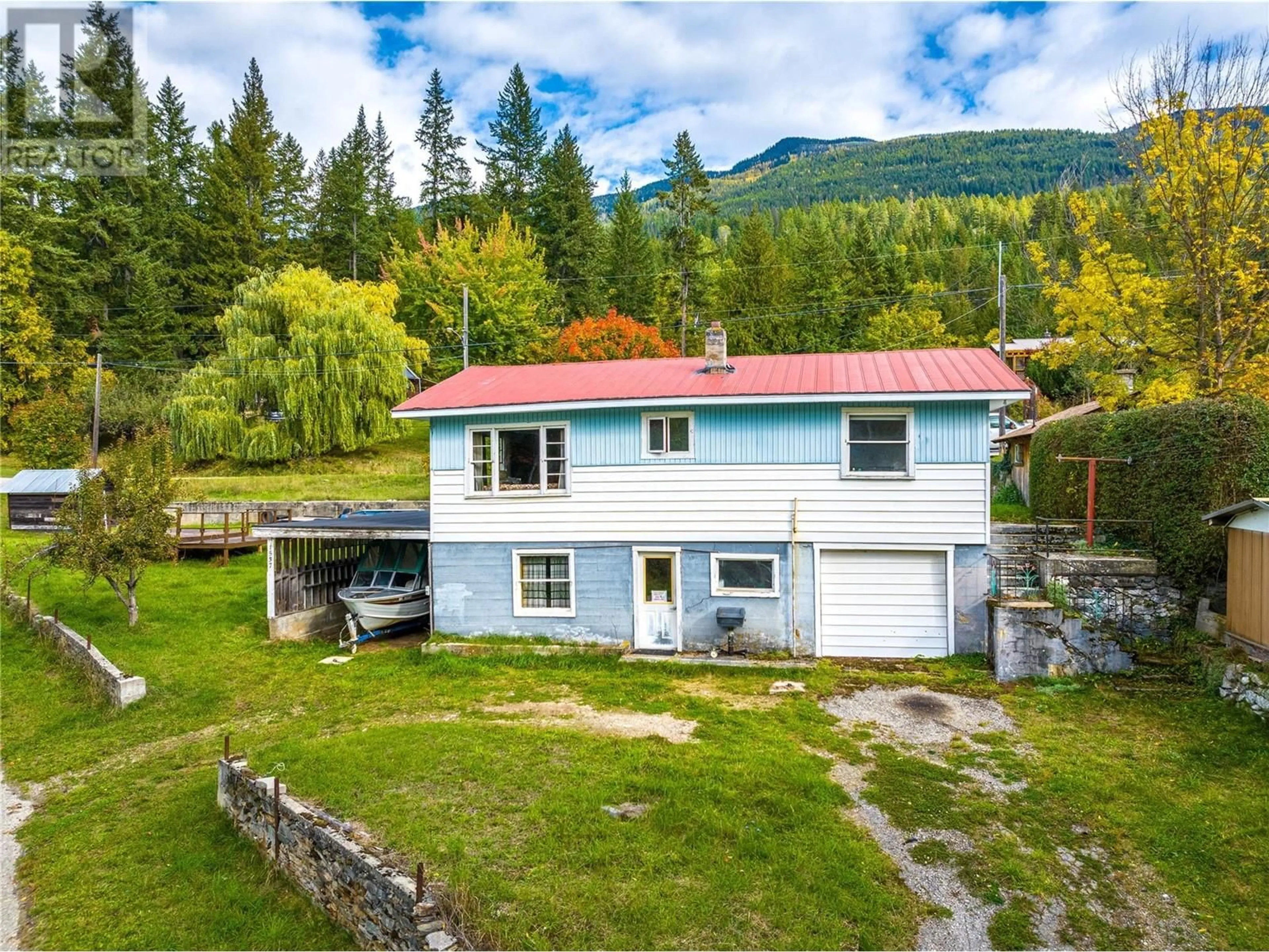 A pic from outside/outdoor area/front of a property/back of a property/a pic from drone, mountain view for 1537 RUSSEL AVENUE, Riondel British Columbia V0B2B0