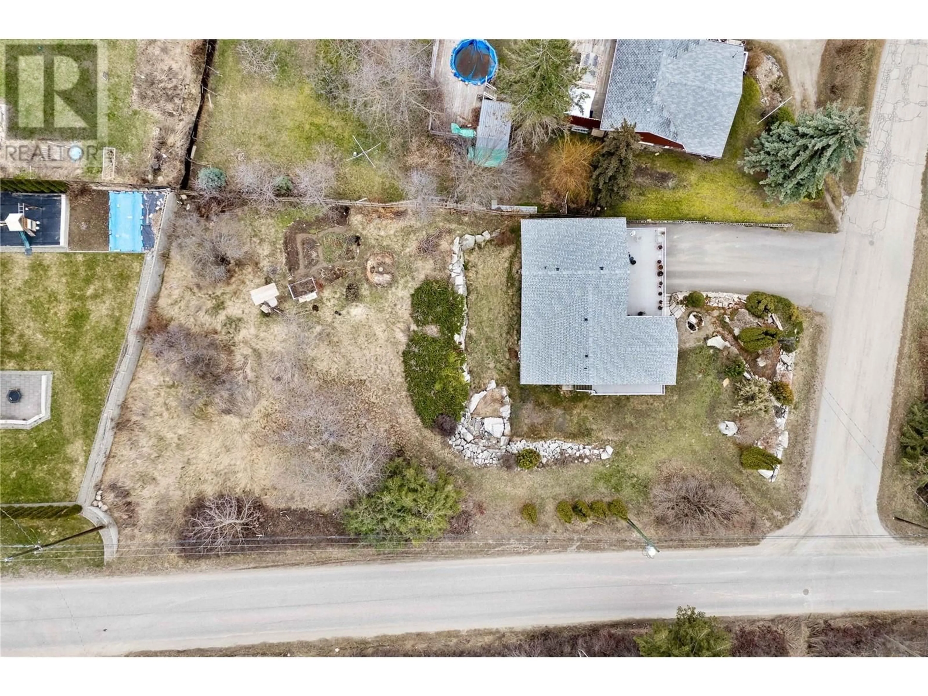 A pic from outside/outdoor area/front of a property/back of a property/a pic from drone, street for 2580 21 STREET NORTHEAST, Salmon Arm British Columbia V1E3Y3