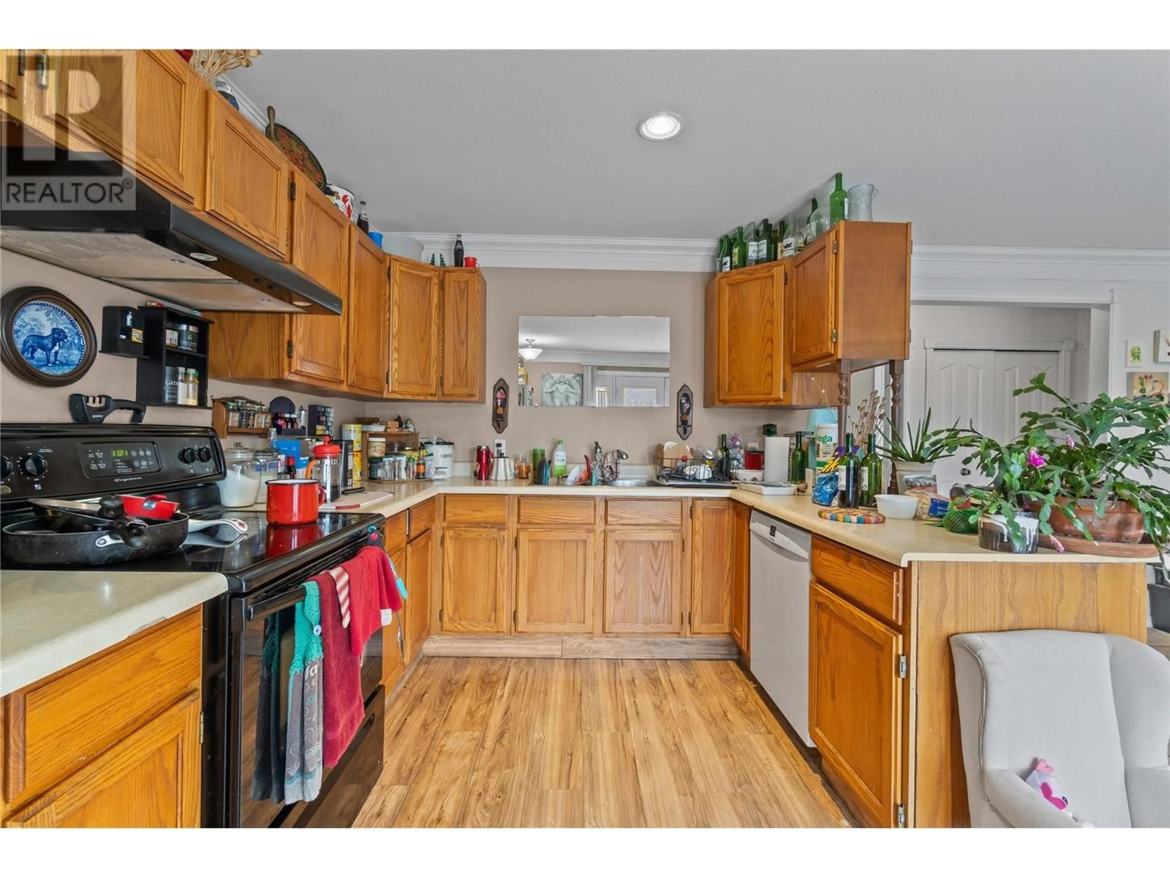 Standard kitchen, wood/laminate floor for 2580 21 STREET NORTHEAST, Salmon Arm British Columbia V1E3Y3