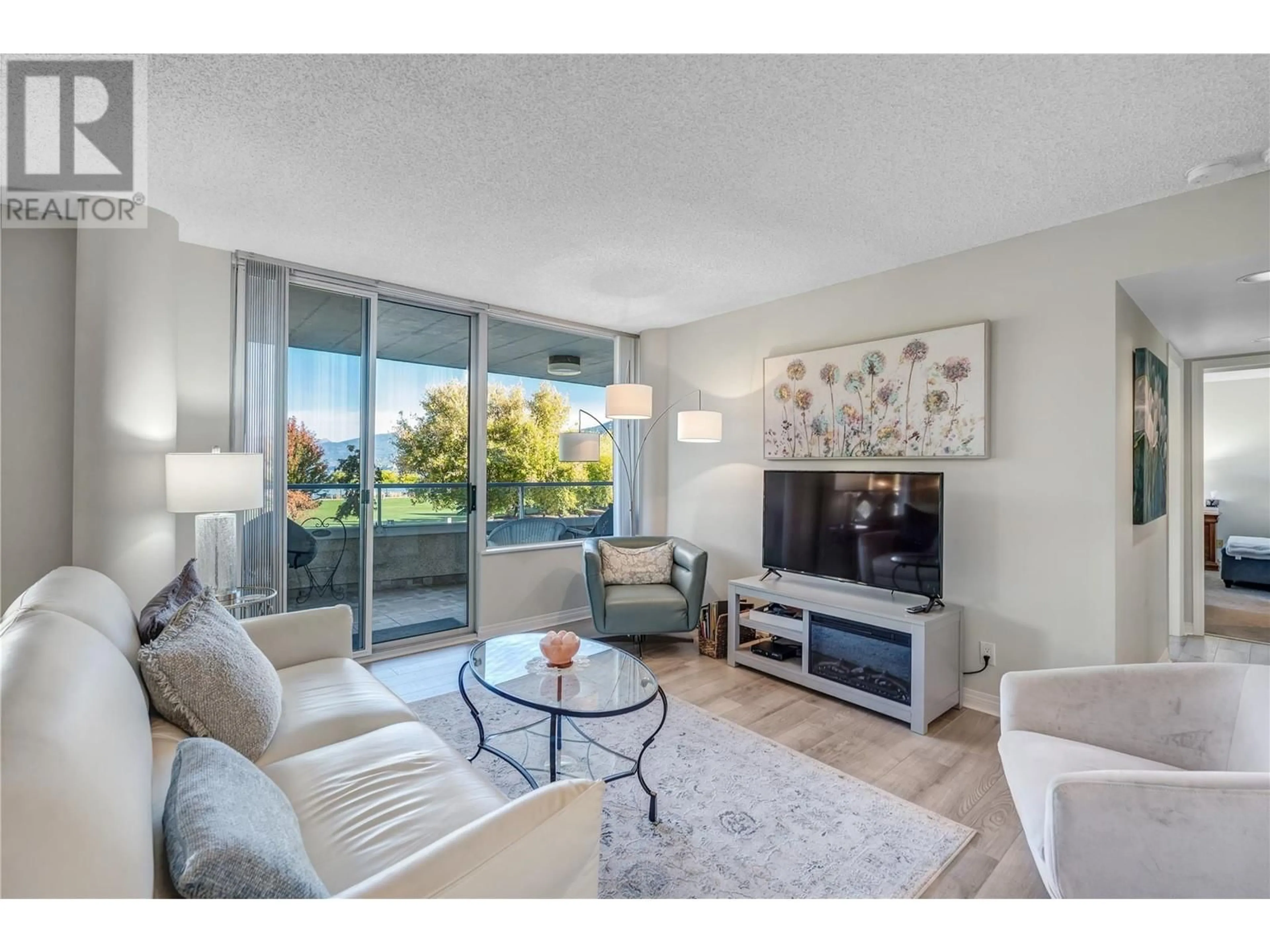 Living room with furniture, unknown for 202 - 86 LAKESHORE DRIVE, Penticton British Columbia V2A1B5