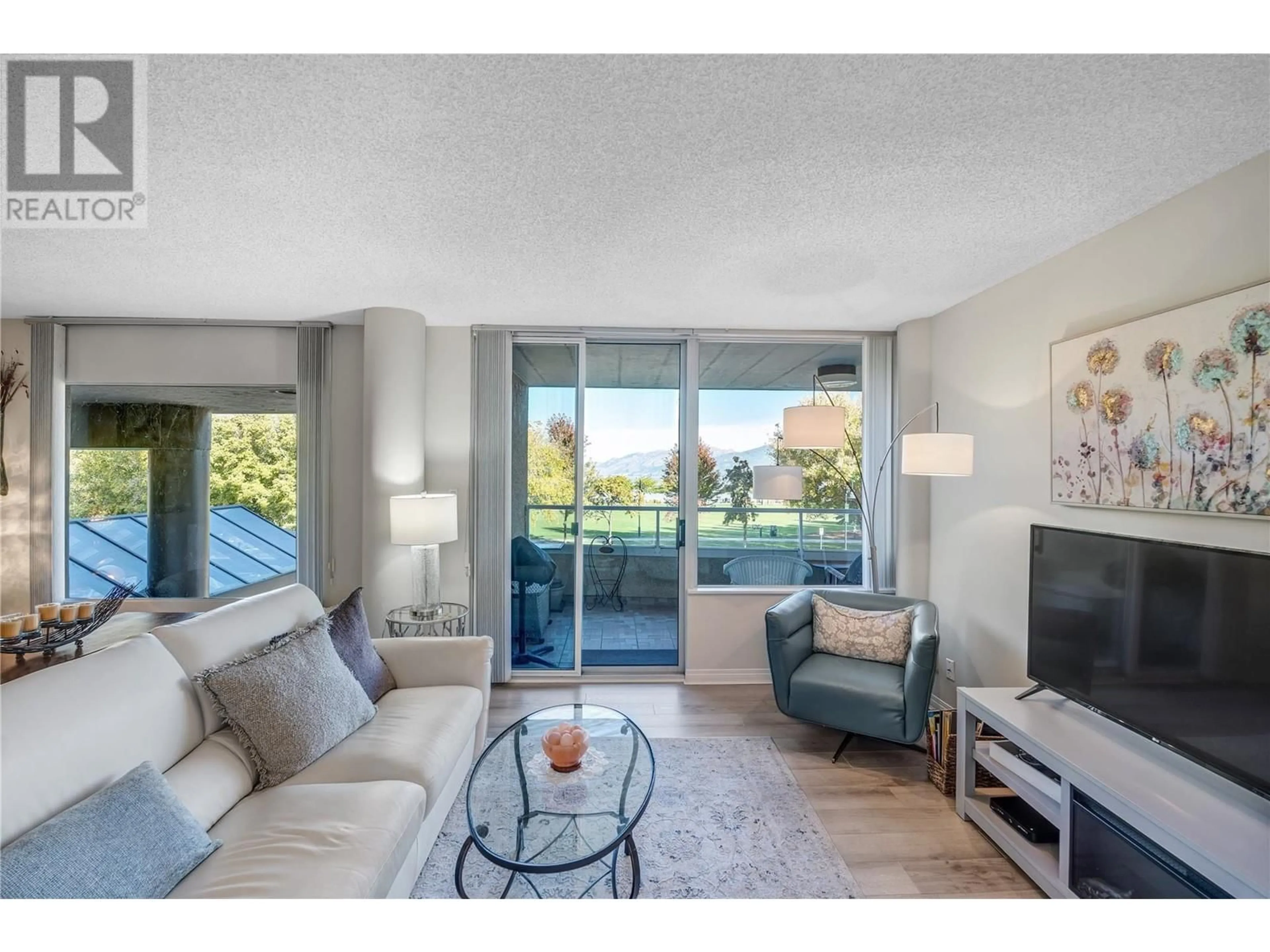 Living room with furniture, unknown for 202 - 86 LAKESHORE DRIVE, Penticton British Columbia V2A1B5