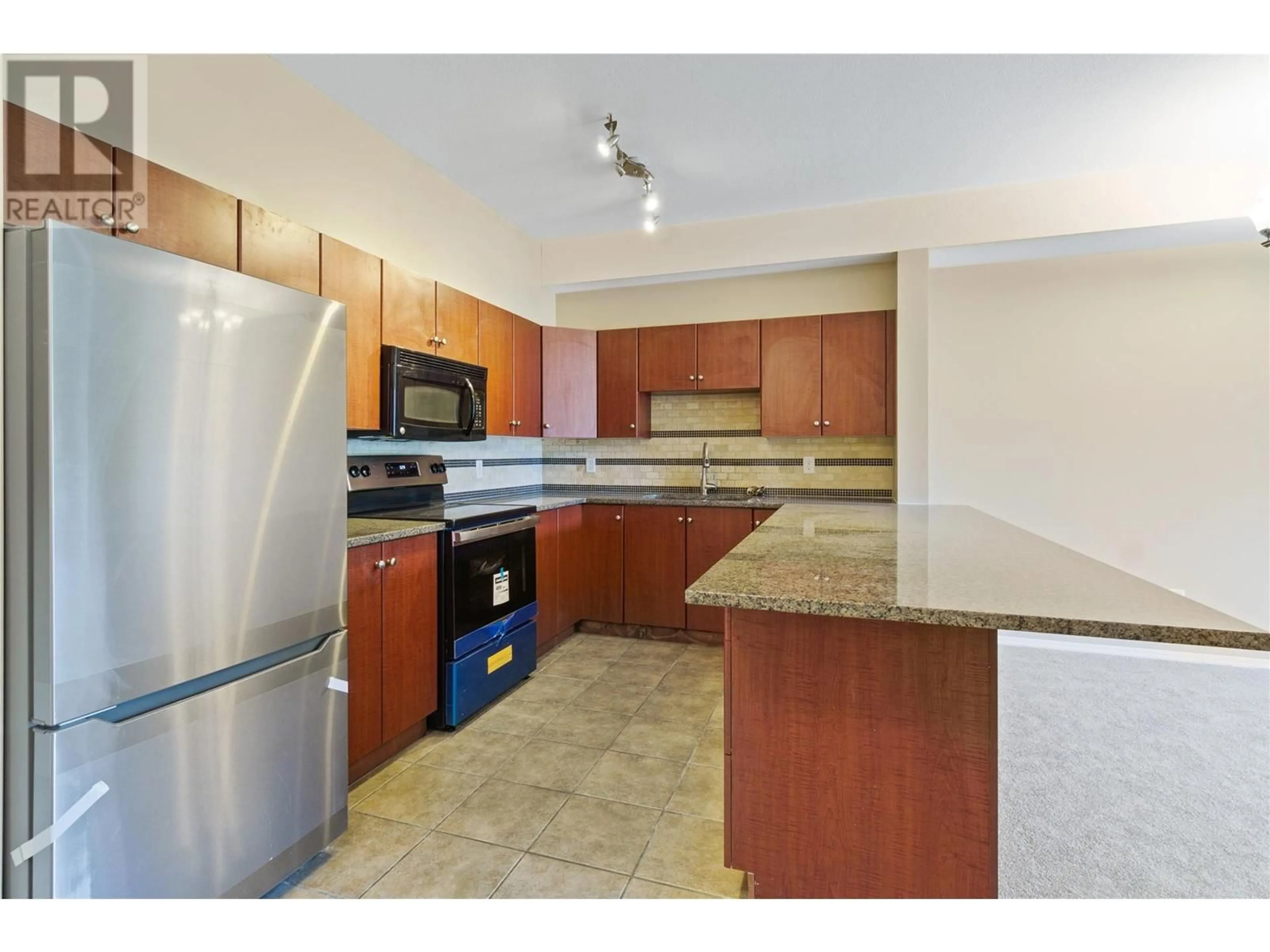 Standard kitchen, unknown for 1514 - 1875 COUNTRY CLUB DRIVE, Kelowna British Columbia V1V2W7