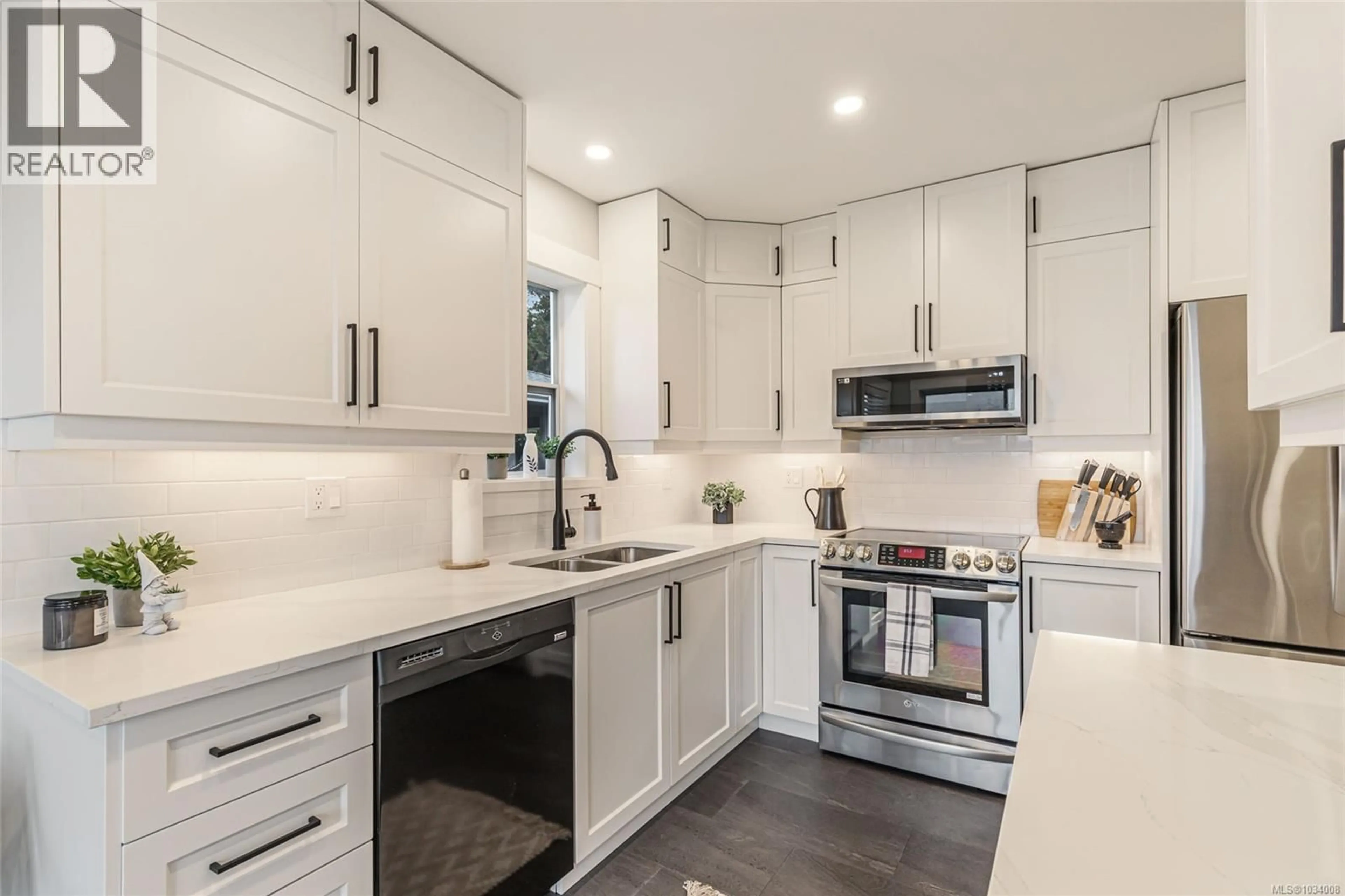 Open concept kitchen, ceramic/tile floor for 978 HIGHVIEW TERRACE, Nanaimo British Columbia V9R6K5