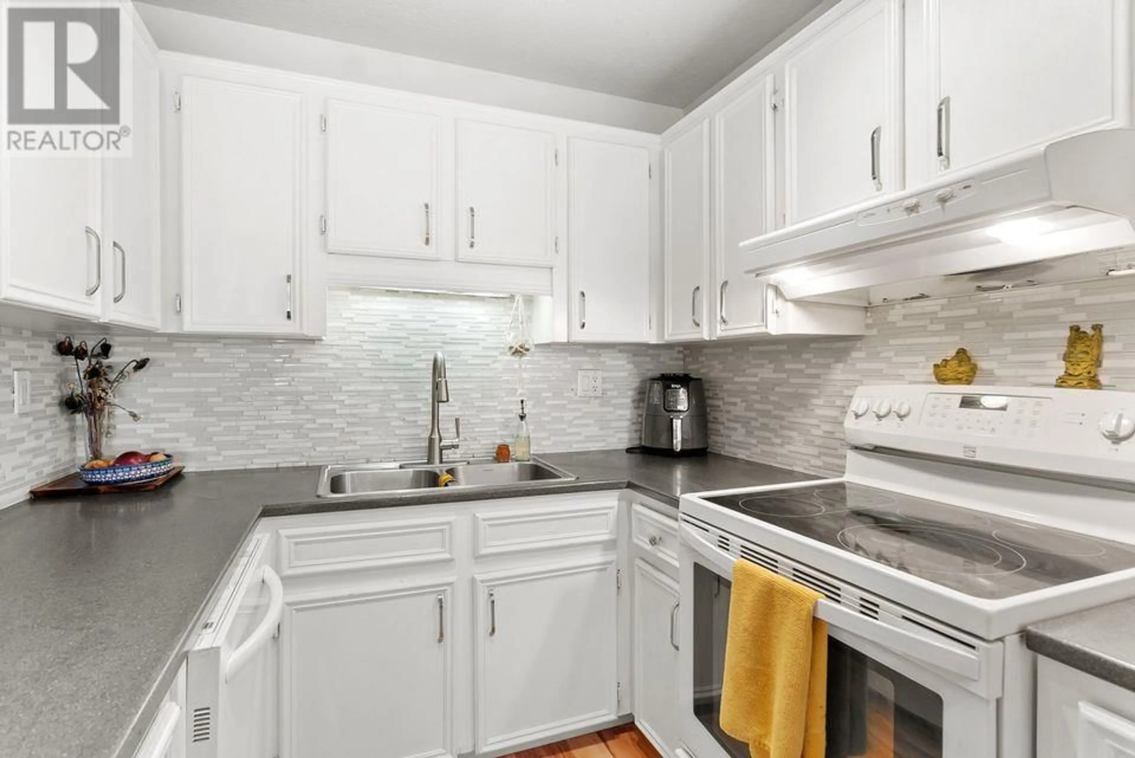 Standard kitchen, unknown for 304 - 3155 GORDON DRIVE, Kelowna British Columbia V1W3N6
