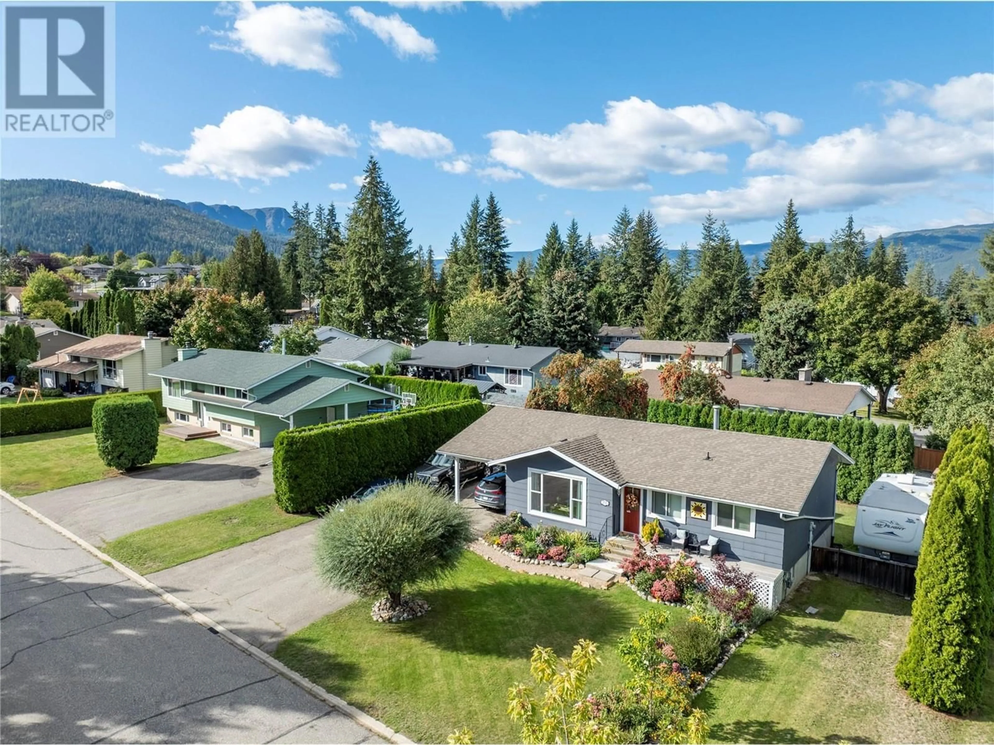 A pic from outside/outdoor area/front of a property/back of a property/a pic from drone, mountain view for 271 28 STREET NORTHEAST, Salmon Arm British Columbia V1E1Z8