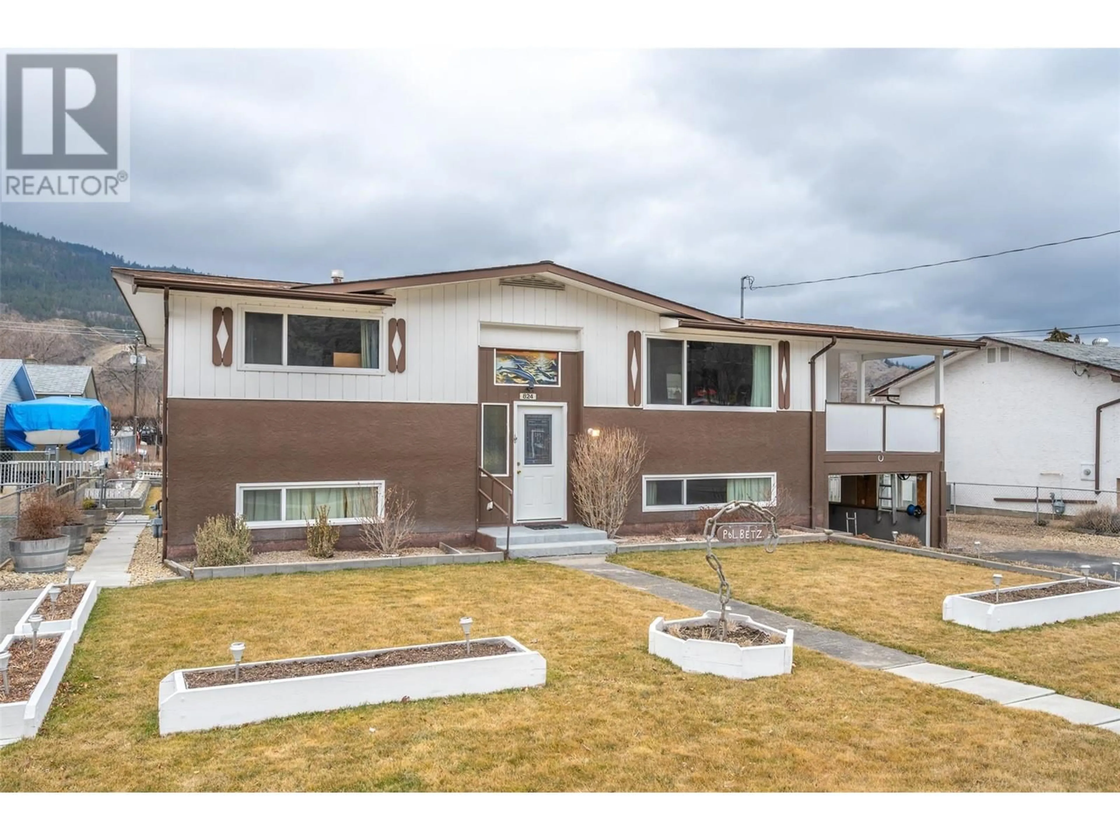 Home with vinyl exterior material, street for 824 BIRCH STREET, Okanagan Falls British Columbia V0H1R0