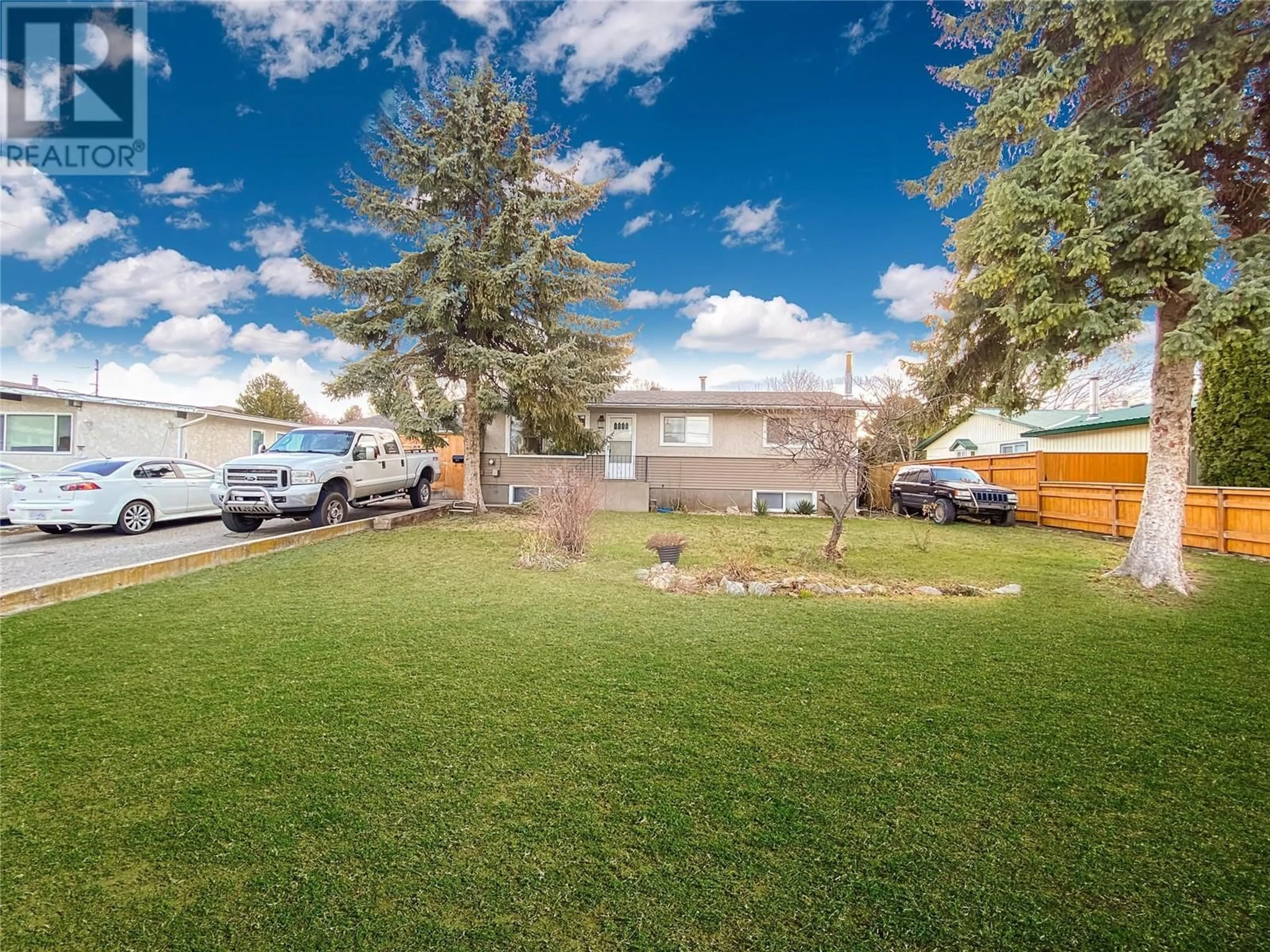 A pic from outside/outdoor area/front of a property/back of a property/a pic from drone, street for 215 DAVIE ROAD SOUTH, Kelowna British Columbia V1X3Y6