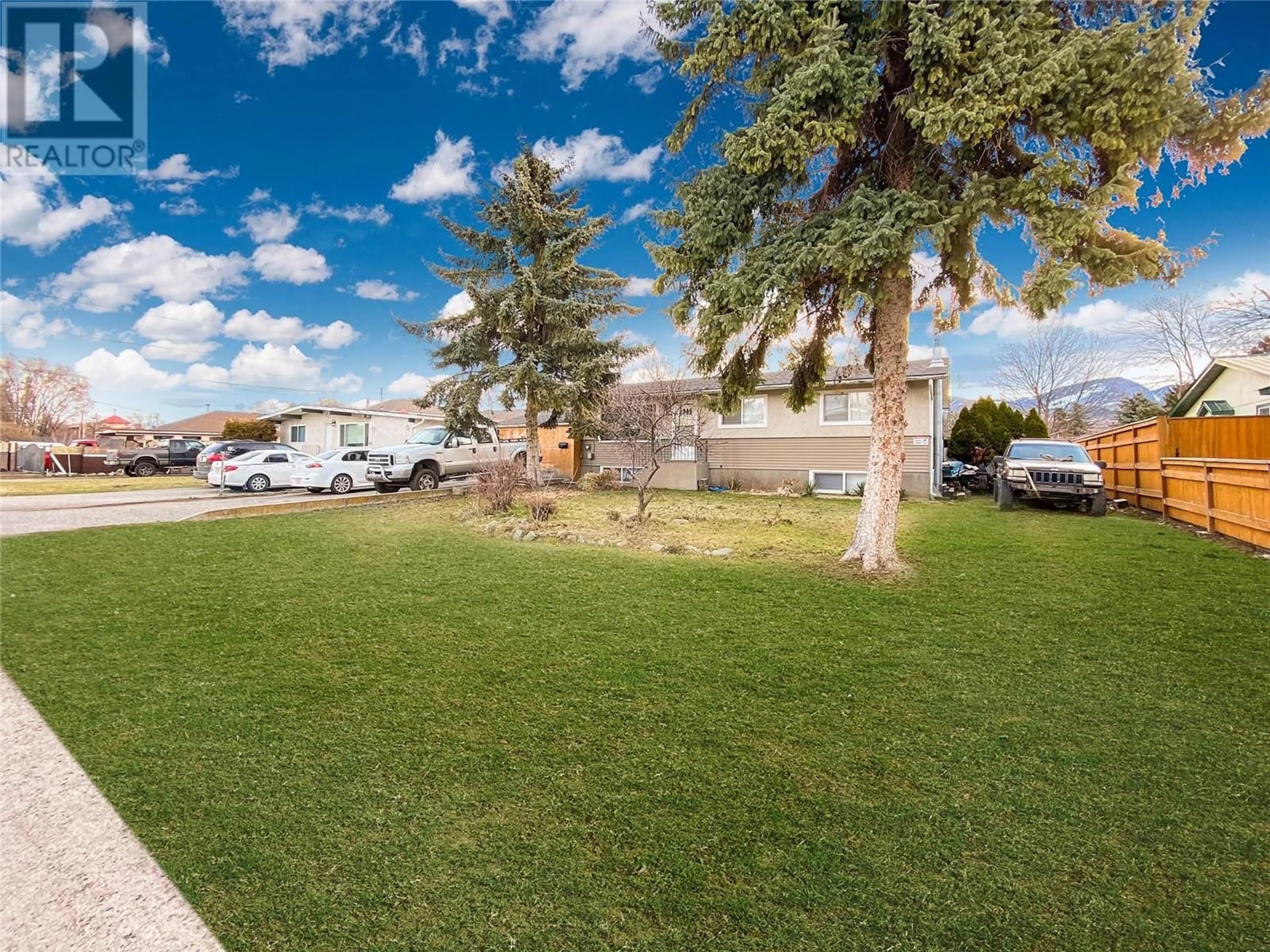 A pic from outside/outdoor area/front of a property/back of a property/a pic from drone, unknown for 215 DAVIE ROAD SOUTH, Kelowna British Columbia V1X3Y6