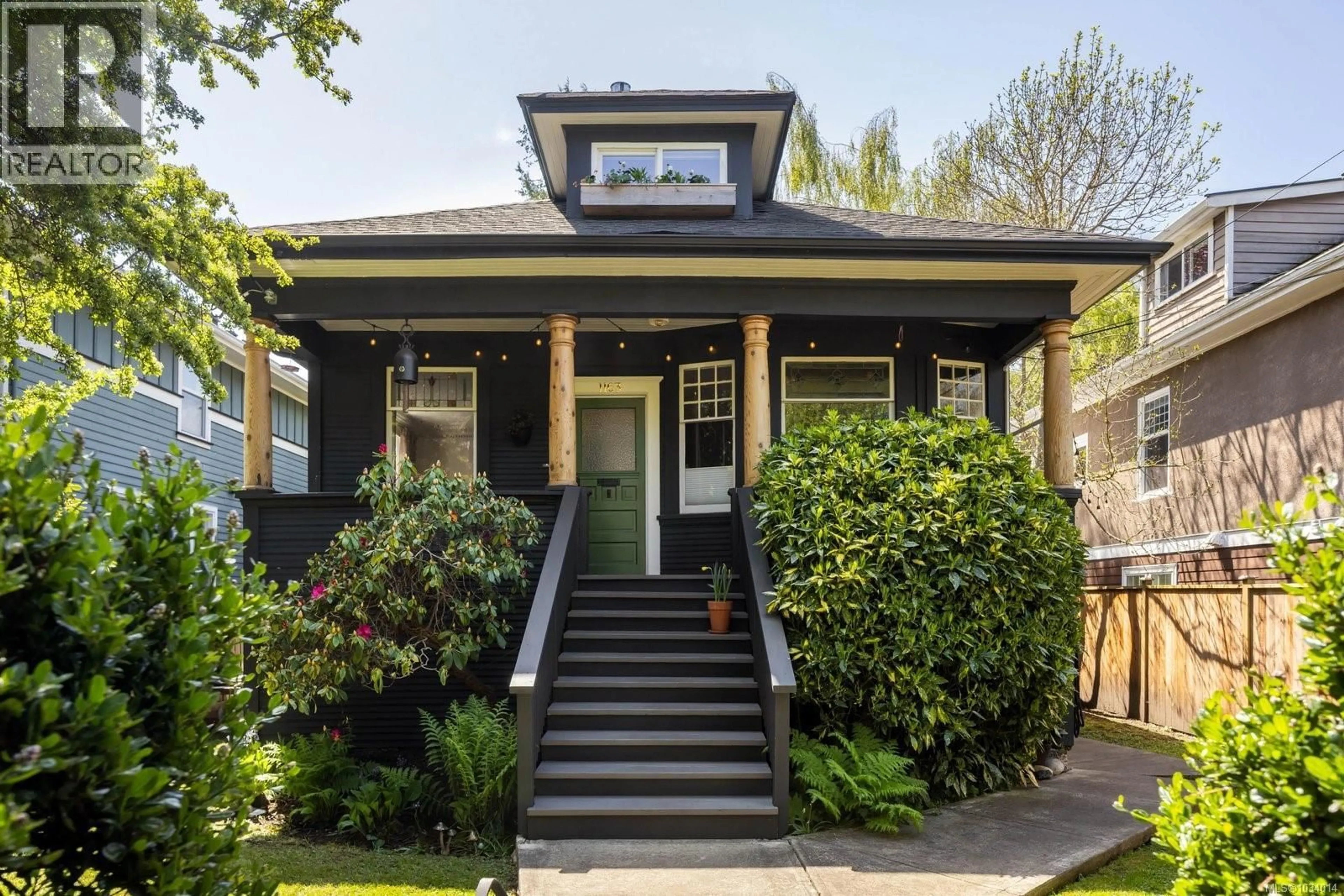 Home with vinyl exterior material, street for 1163 CHAPMAN STREET, Victoria British Columbia V8V2T5