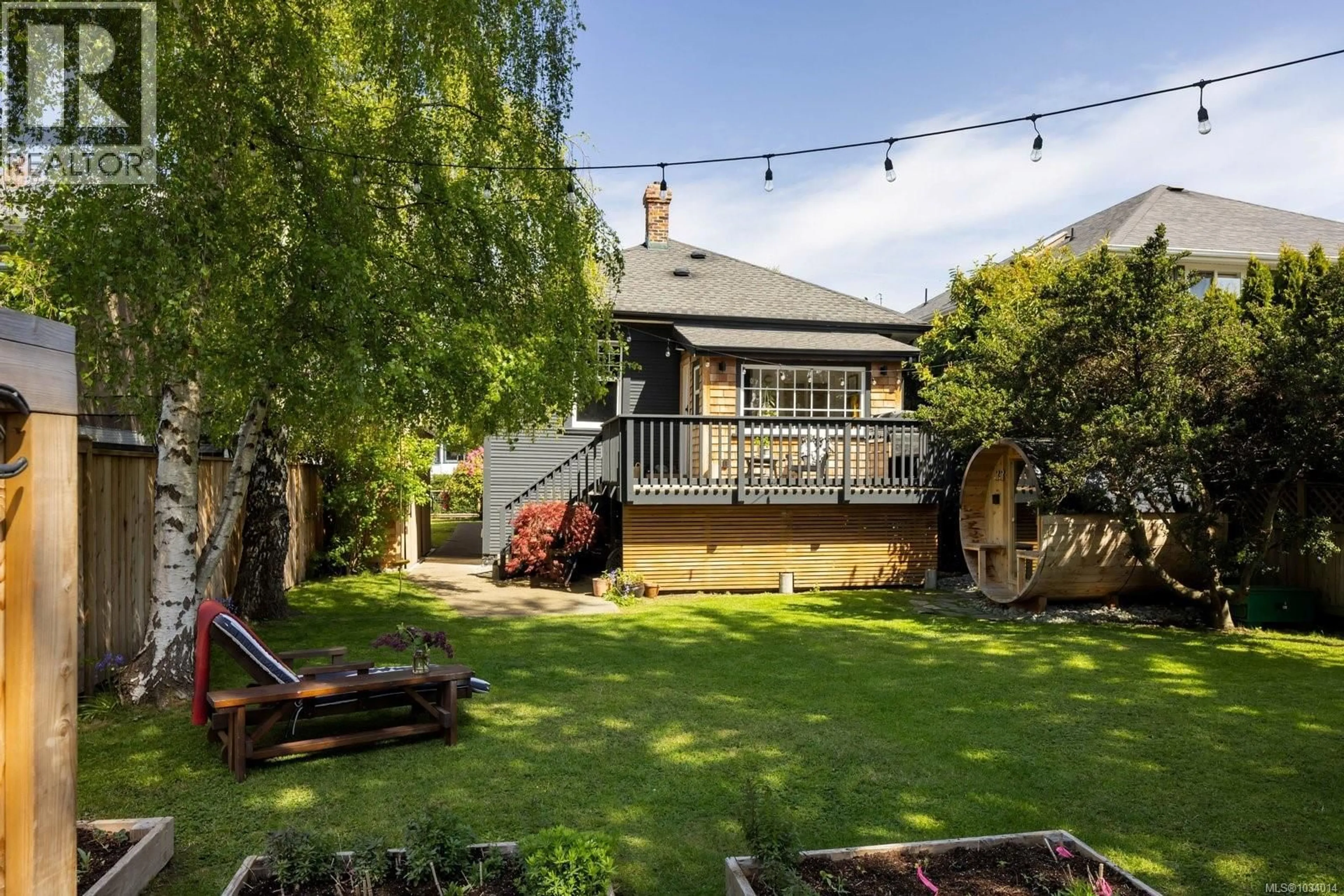 A pic from outside/outdoor area/front of a property/back of a property/a pic from drone, street for 1163 CHAPMAN STREET, Victoria British Columbia V8V2T5