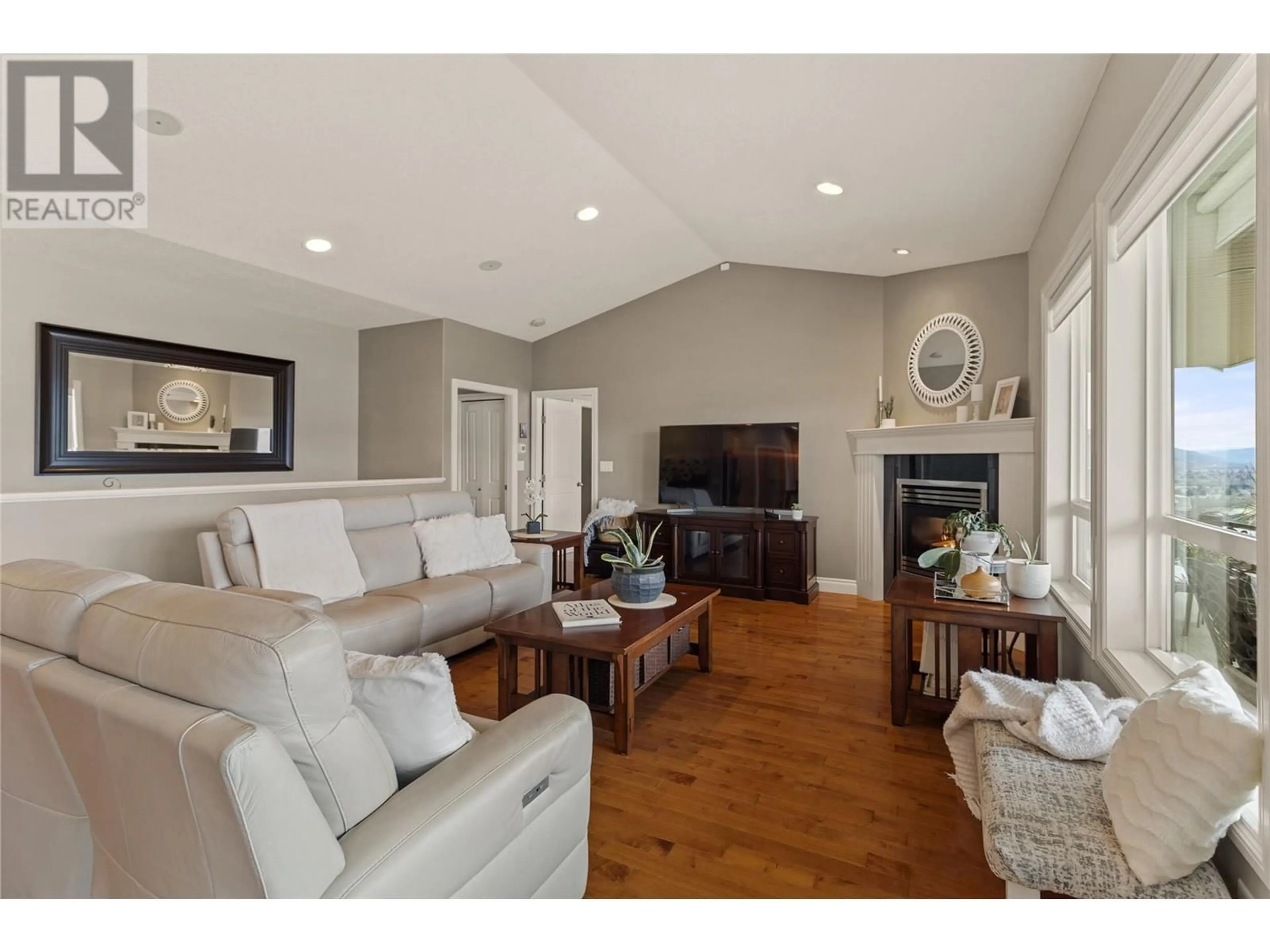 Living room with furniture, wood/laminate floor for 837 QUAIL DRIVE, Kamloops British Columbia V2B8P2