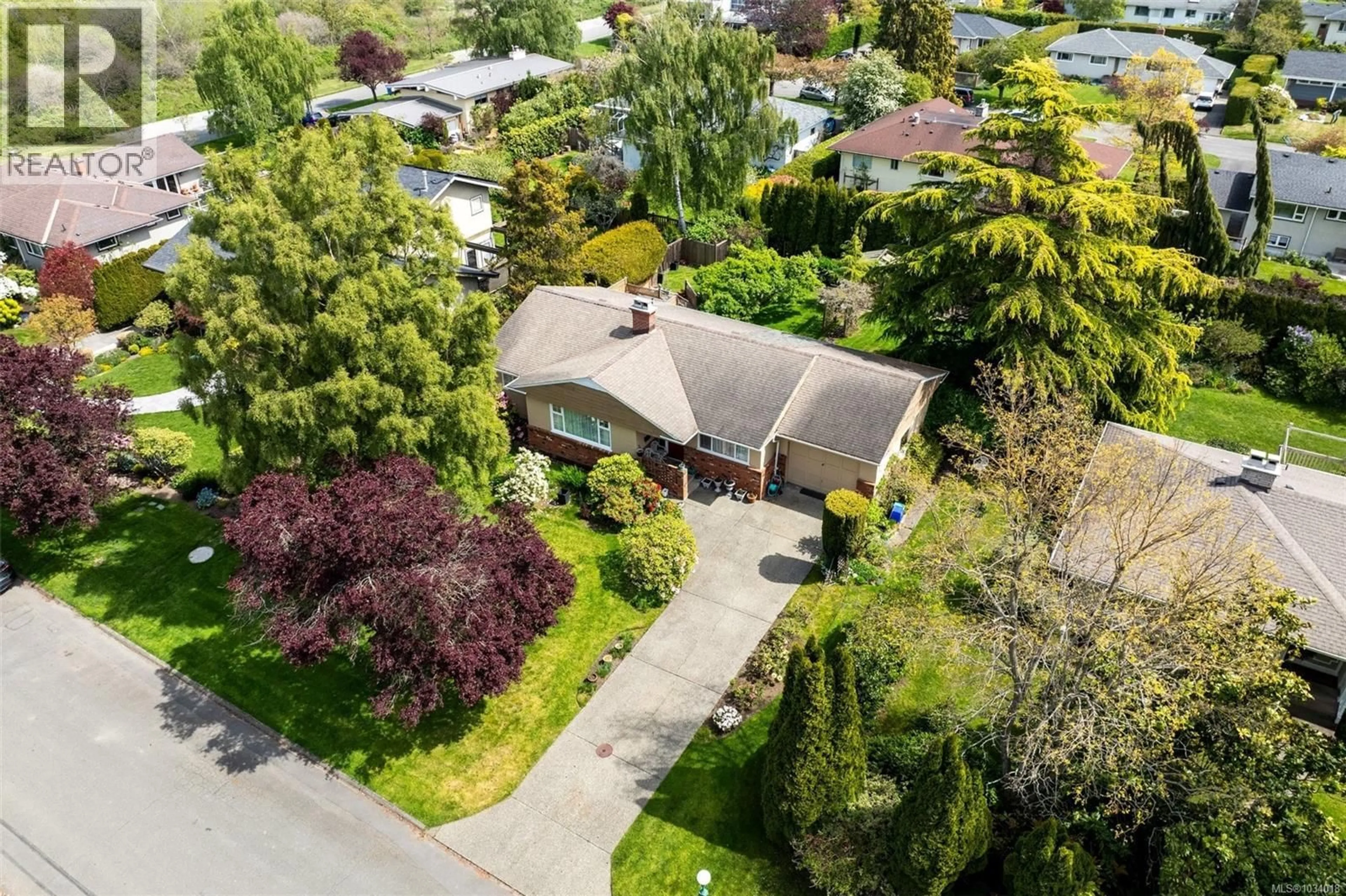 A pic from outside/outdoor area/front of a property/back of a property/a pic from drone, street for 2807 DUNLEVY STREET, Oak Bay British Columbia V8R5Z4