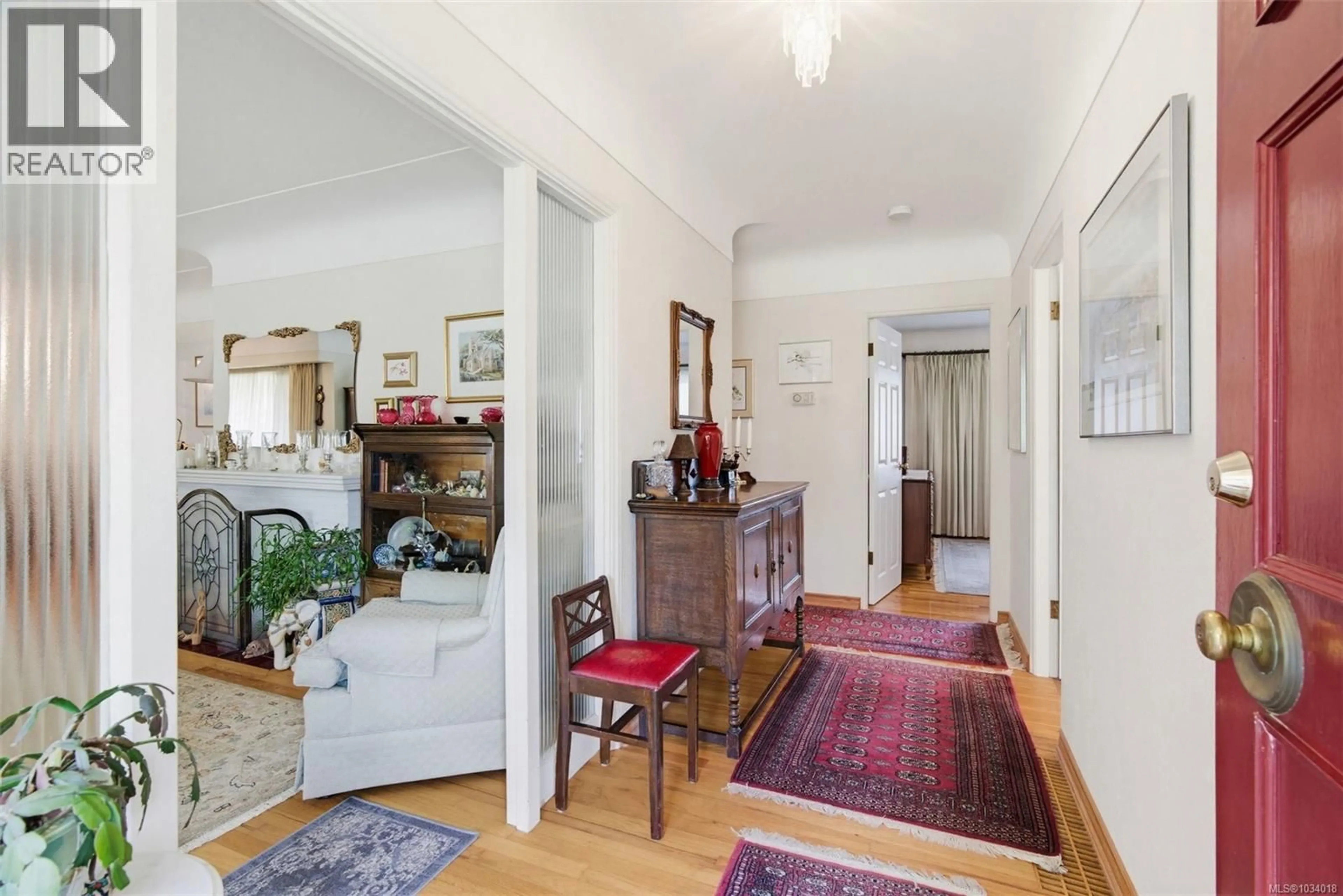 Indoor foyer for 2807 DUNLEVY STREET, Oak Bay British Columbia V8R5Z4