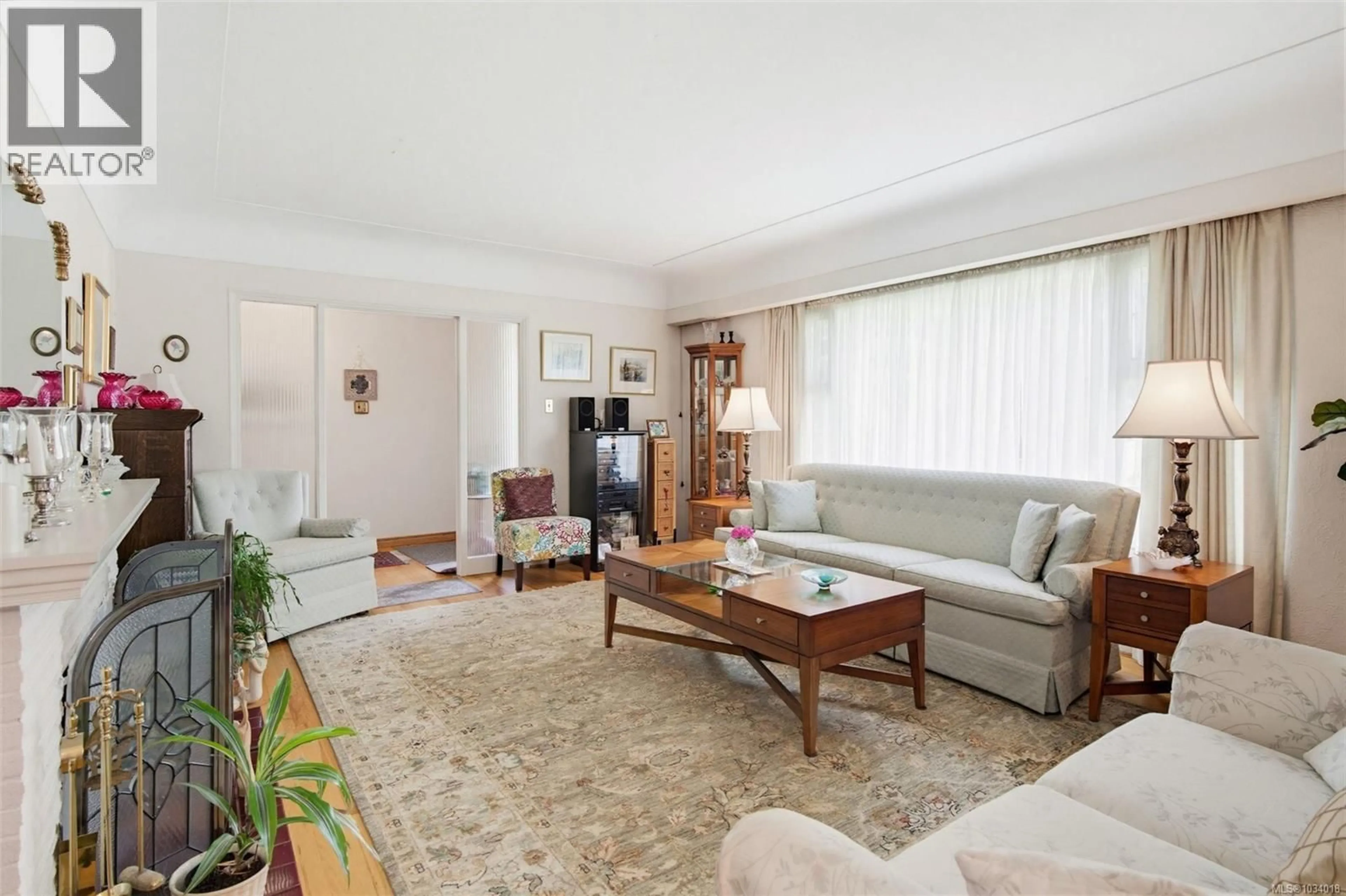 Living room with furniture, unknown for 2807 DUNLEVY STREET, Oak Bay British Columbia V8R5Z4