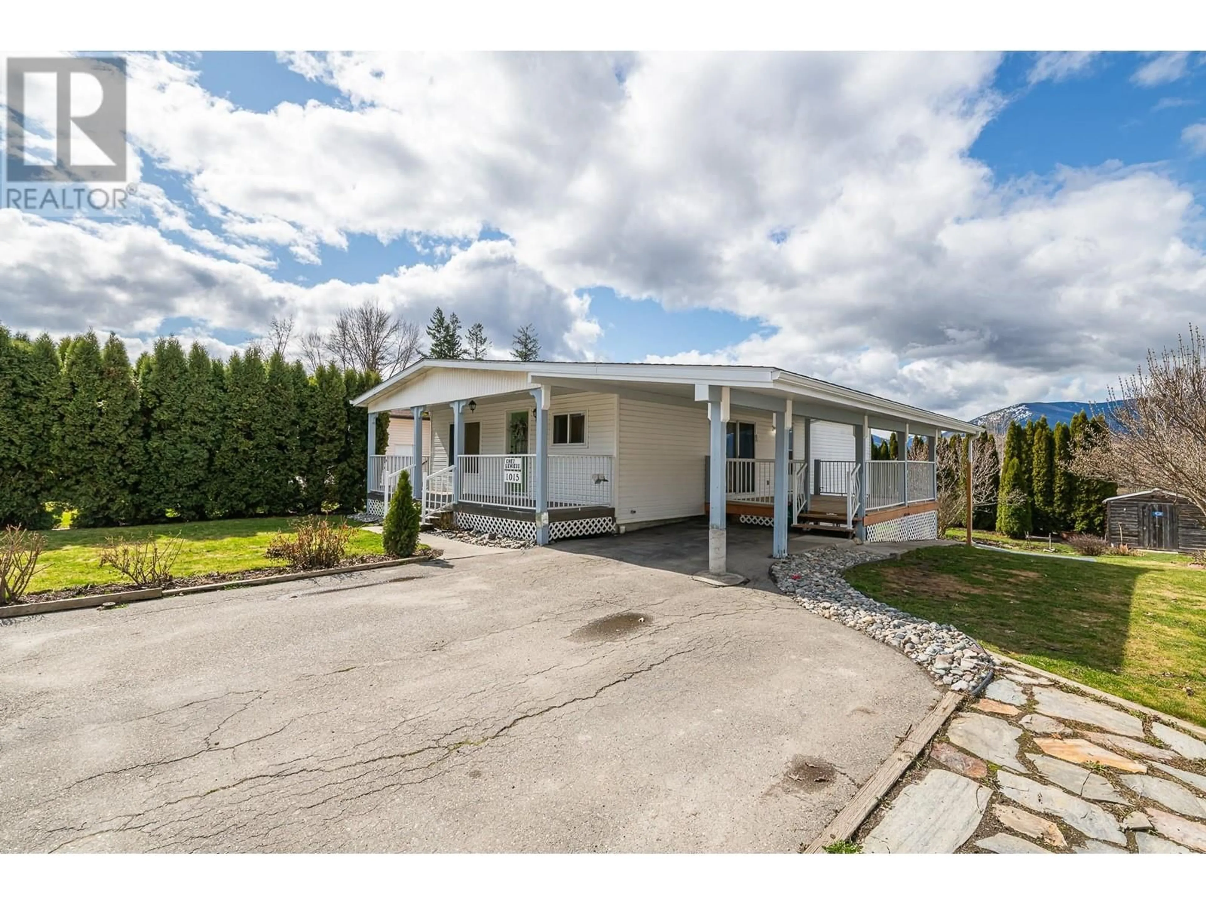 A pic from outside/outdoor area/front of a property/back of a property/a pic from drone, street for 1015 11TH NORTH AVENUE, Creston British Columbia V0B1G6