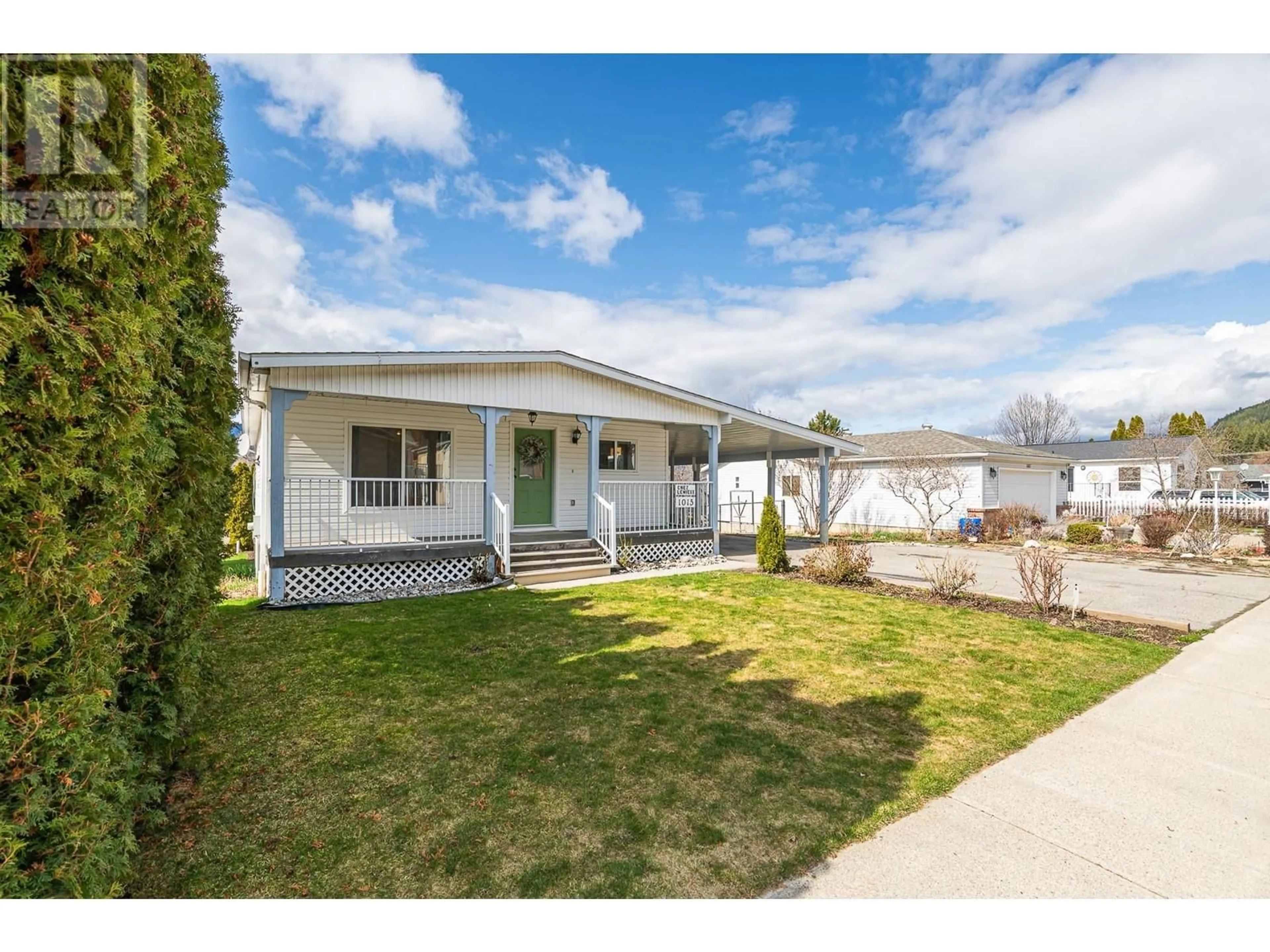 Home with vinyl exterior material, street for 1015 11TH NORTH AVENUE, Creston British Columbia V0B1G6