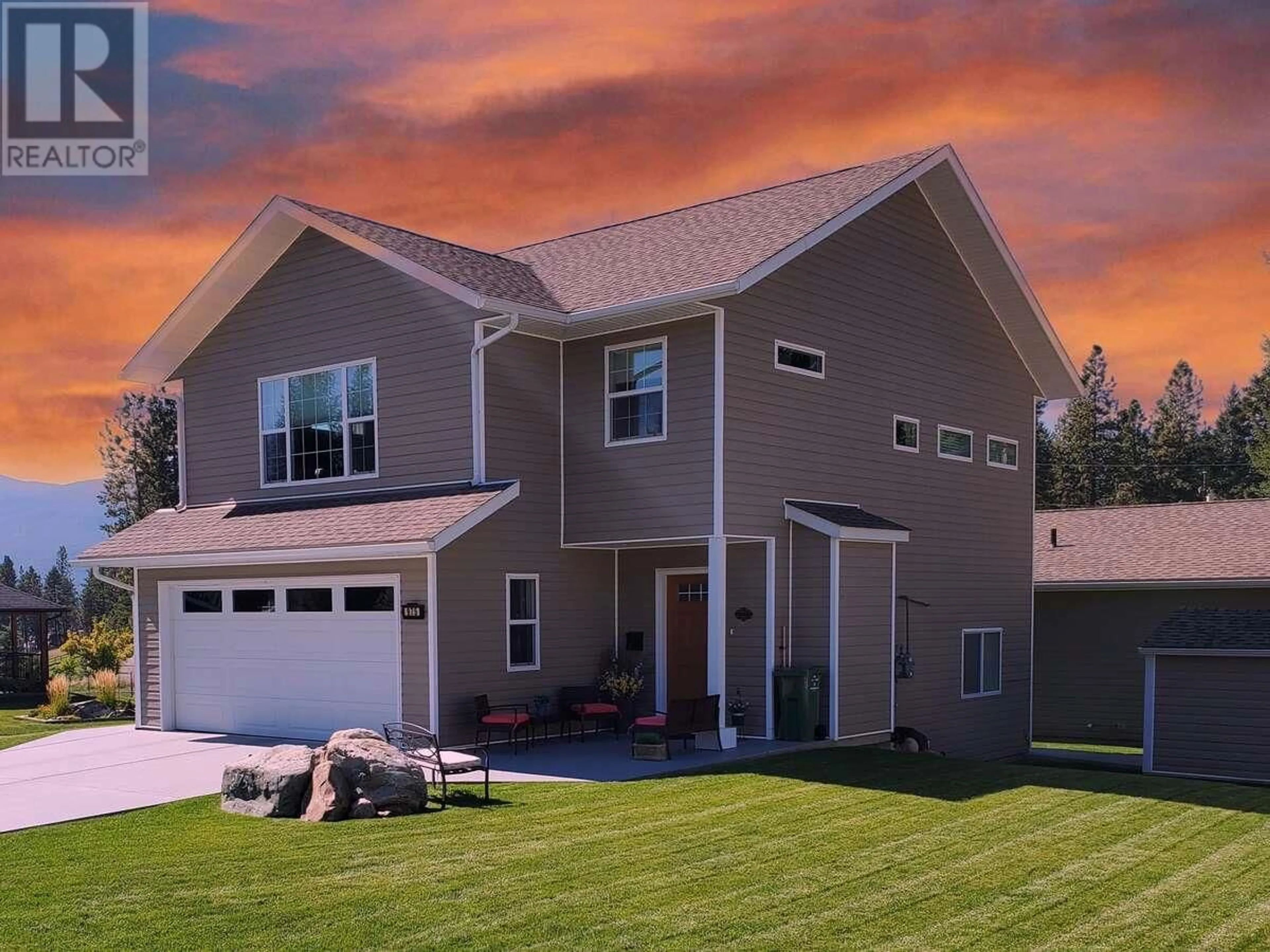 Home with vinyl exterior material, street for 975 313TH DRIVE, Kimberley British Columbia V1A3G9