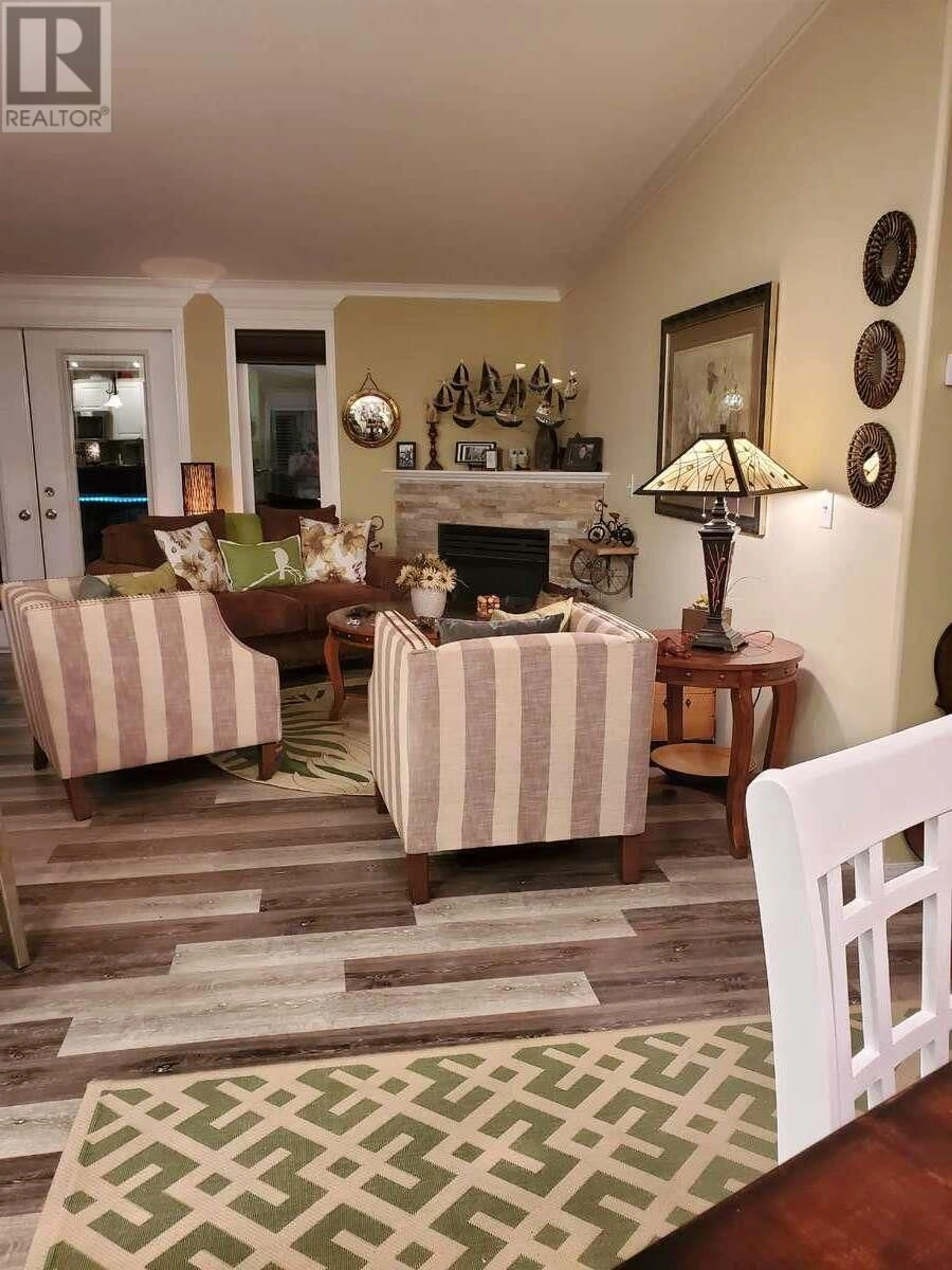Living room with furniture, unknown for 32 - 1510 TRANS CANADA HIGHWAY, Sorrento British Columbia V0E2W2