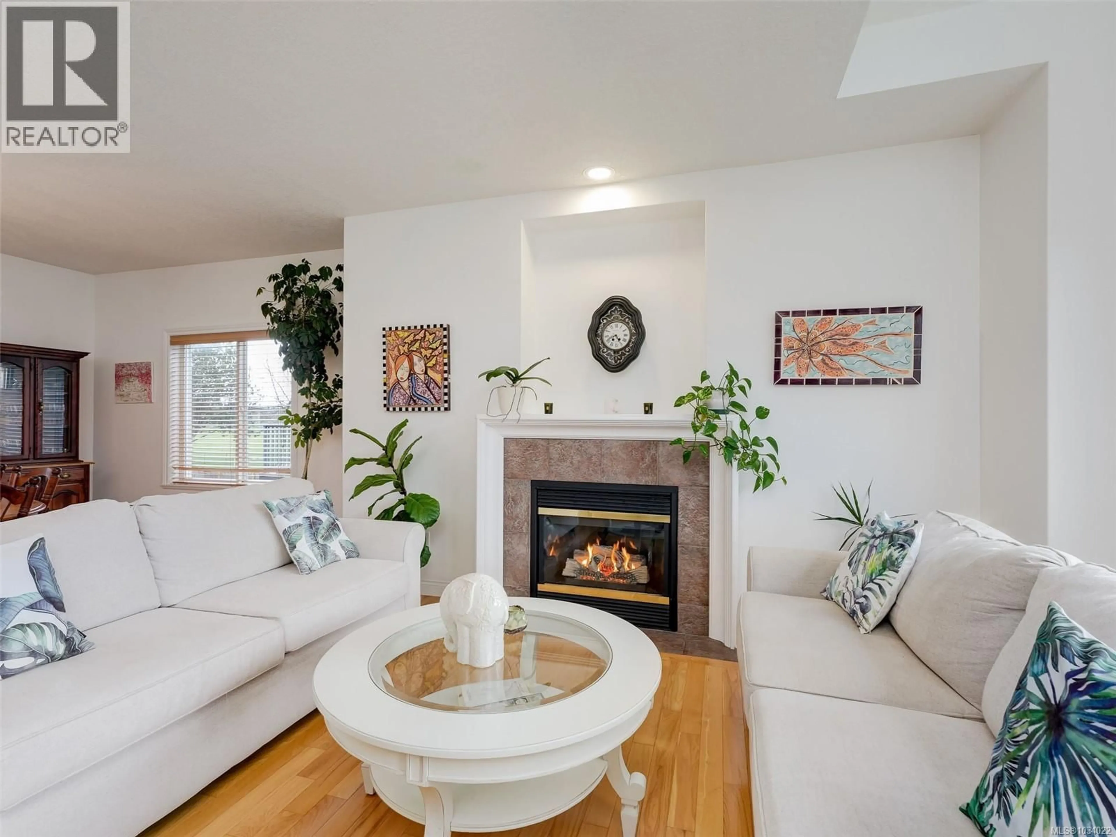 Living room with furniture, unknown for 4205 OAKVIEW PLACE, Saanich British Columbia V8N6M7