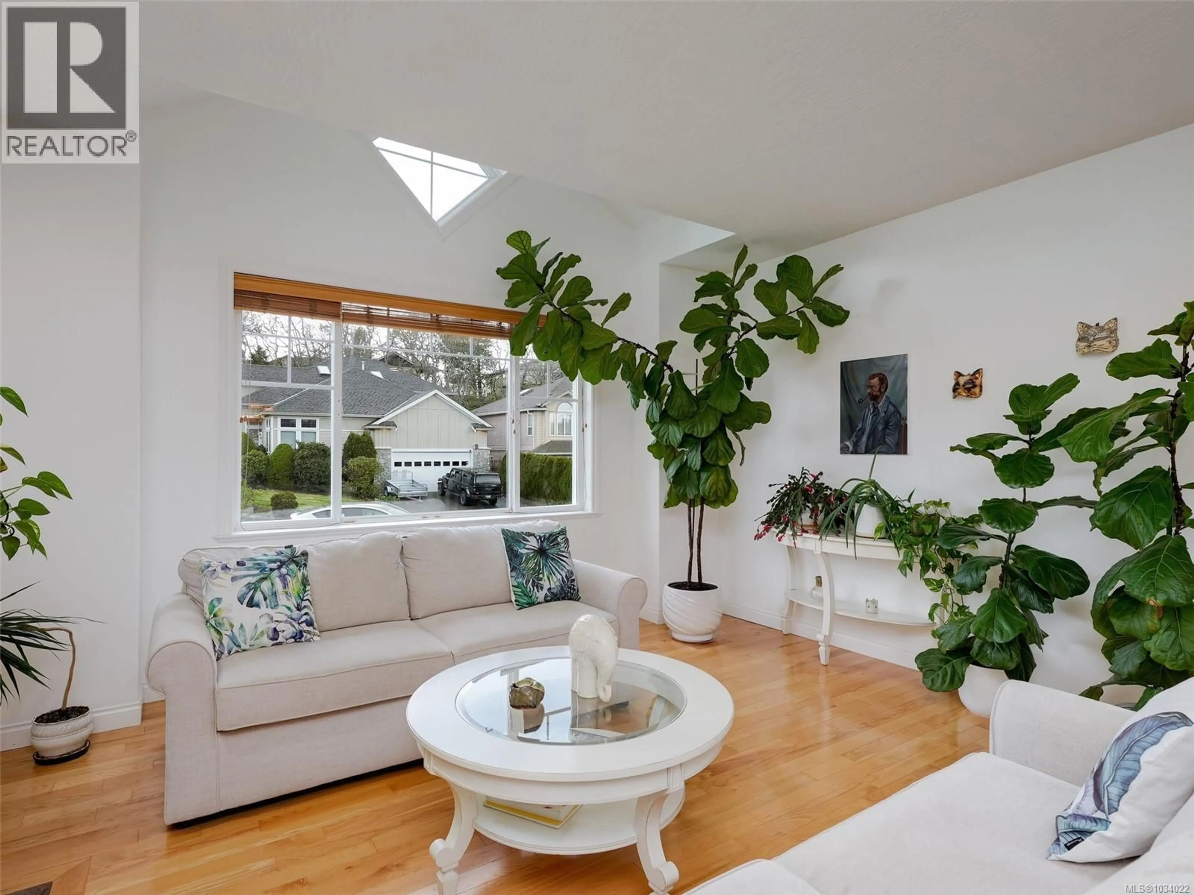 Living room with furniture, unknown for 4205 OAKVIEW PLACE, Saanich British Columbia V8N6M7