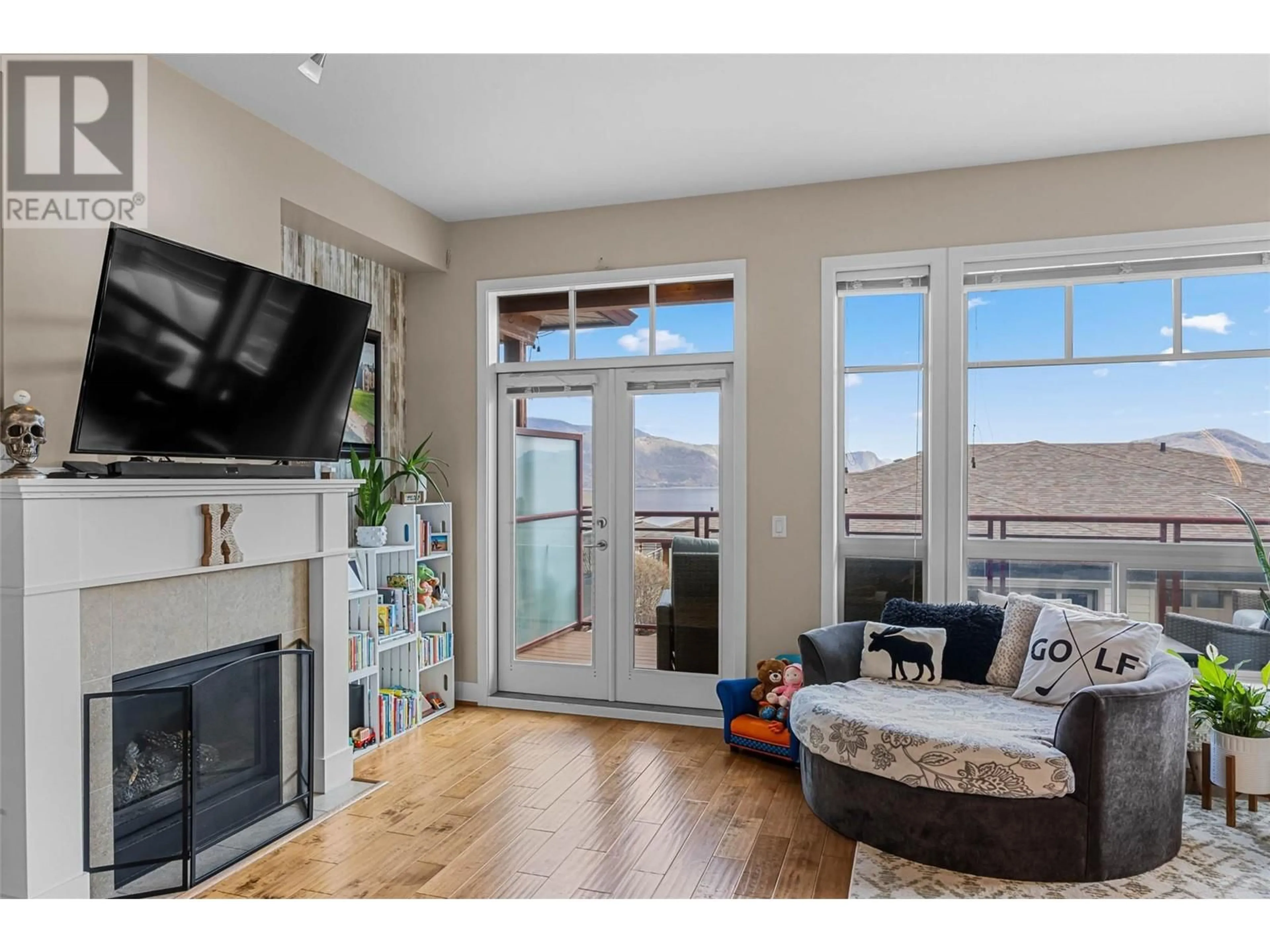 Living room with furniture, wood/laminate floor for 11 - 175 HOLLOWAY DRIVE, Kamloops British Columbia V1S0B2