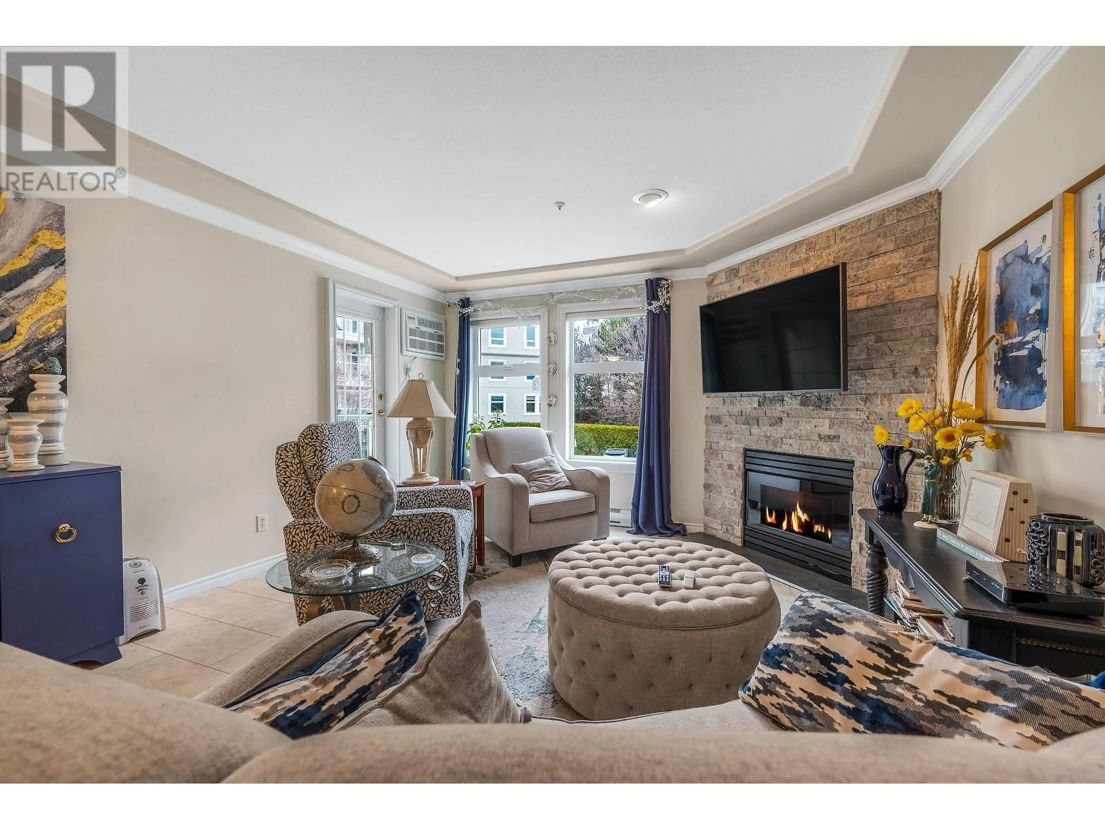 Living room with furniture, unknown for 212 - 3300 CENTENNIAL DRIVE, Vernon British Columbia V1T9M5