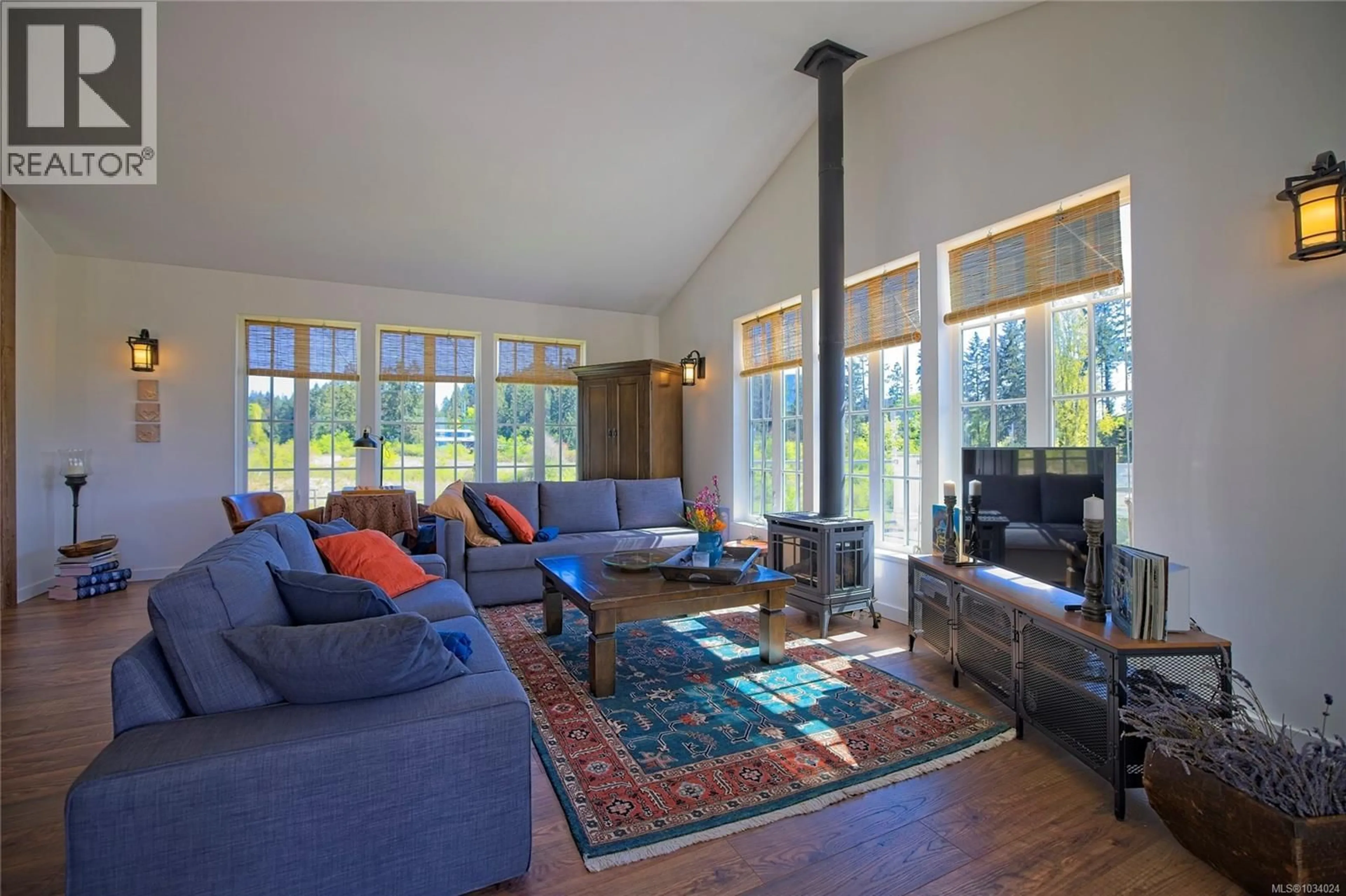 Living room with furniture, unknown for 146 TANTRAMAR DRIVE, Salt Spring British Columbia V8K1L1