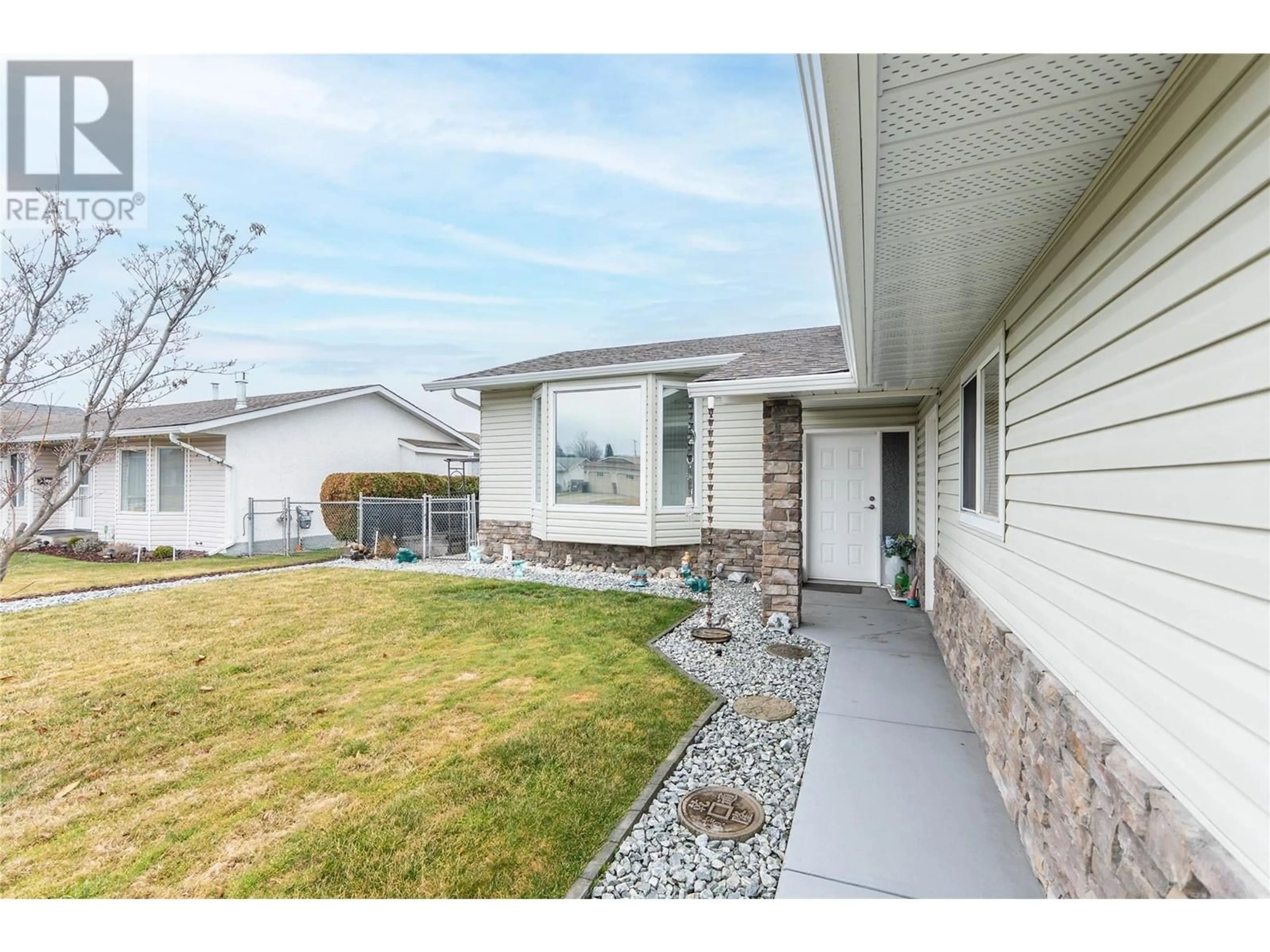 Home with vinyl exterior material, street for 210 FELIX ROAD, Kelowna British Columbia V1X7C9