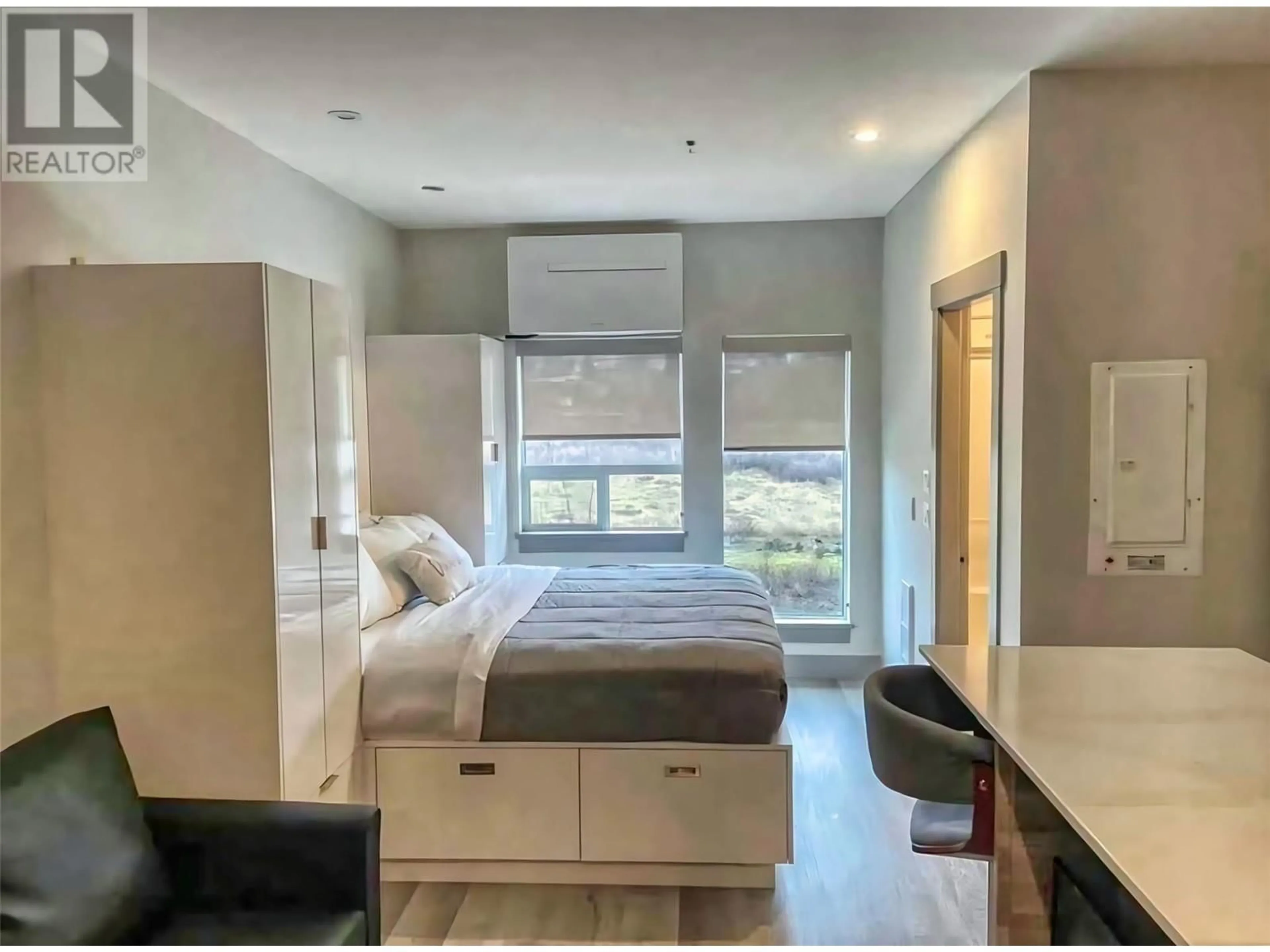 Bedroom with bed, wood/laminate floor for 217 - 2555 LAKESHORE ROAD, Vernon British Columbia V1H0A4