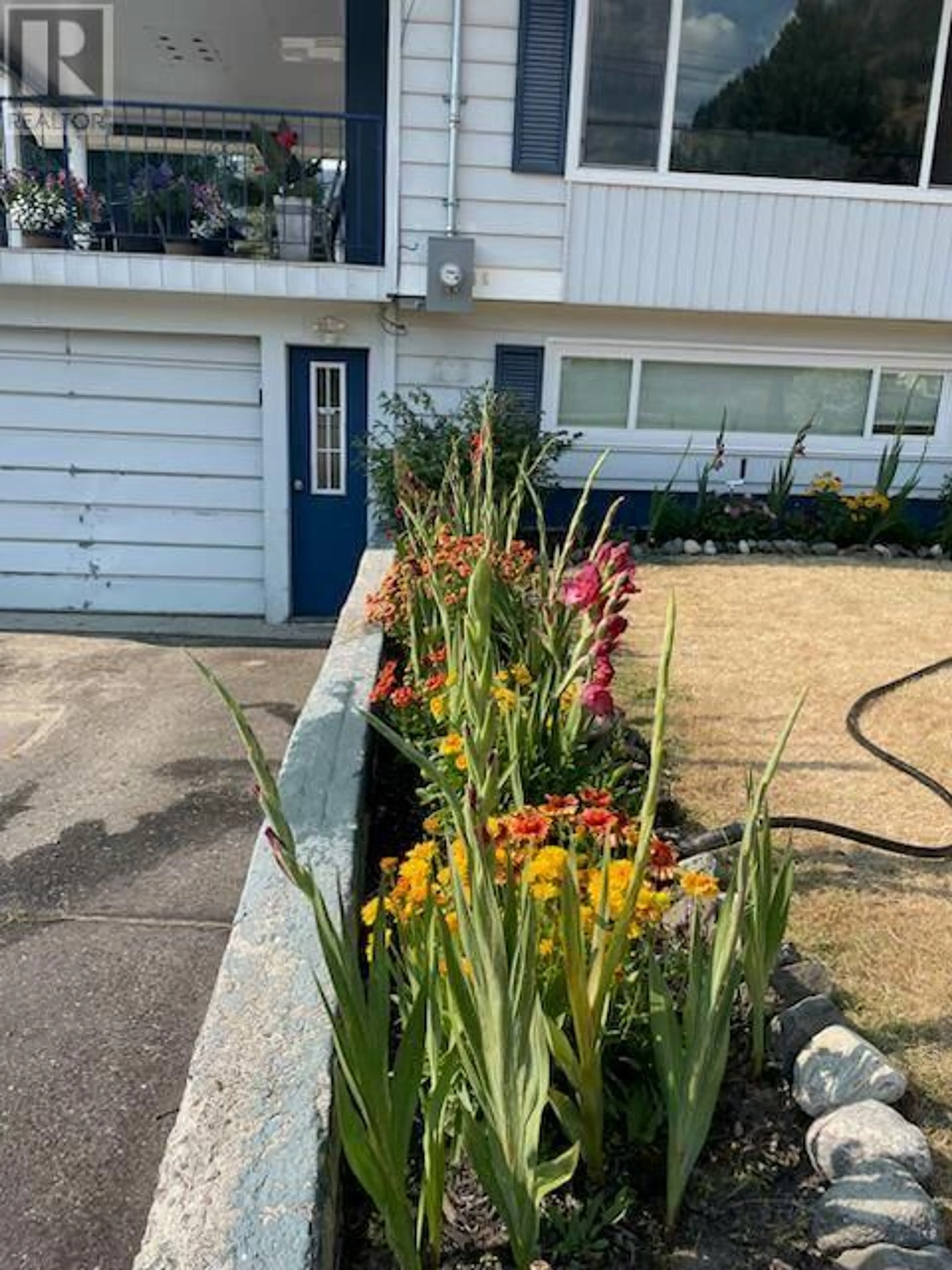 A pic from outside/outdoor area/front of a property/back of a property/a pic from drone, street for 1018 SECOND AVENUE, Chase British Columbia V0E1M0