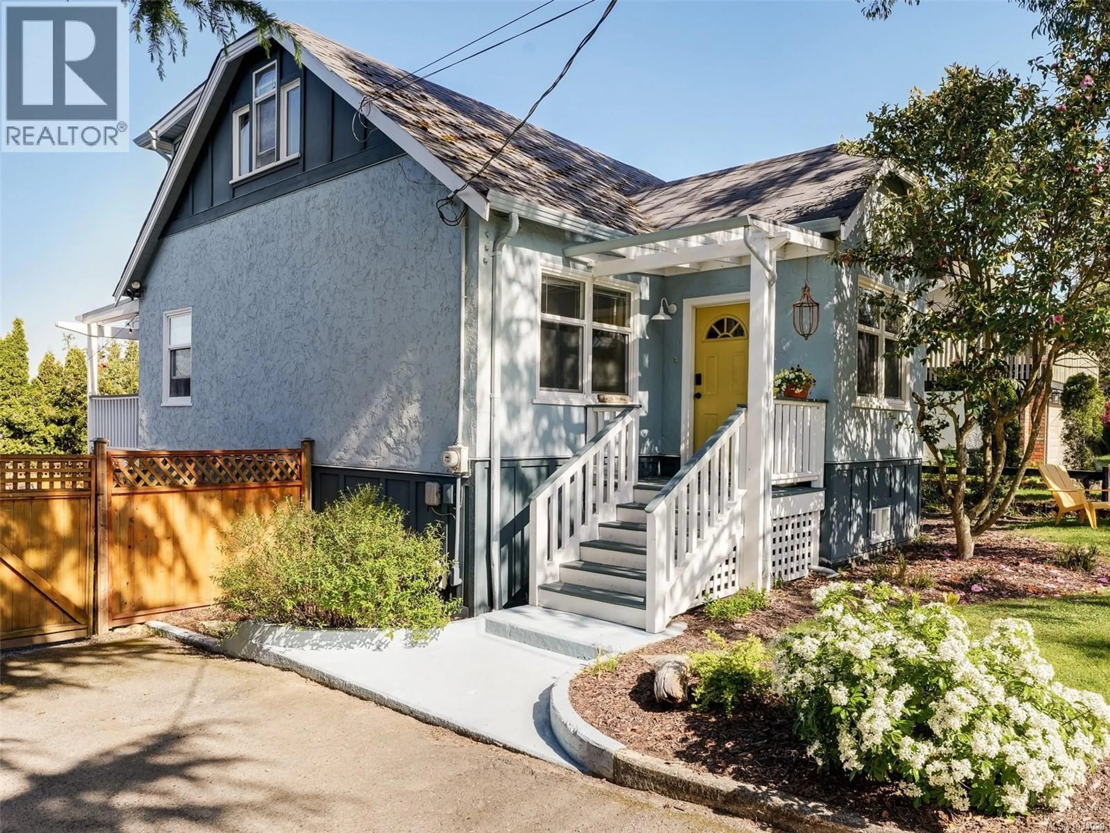 Home with vinyl exterior material, street for 4426 TYNDALL AVENUE, Saanich British Columbia V8N3S1