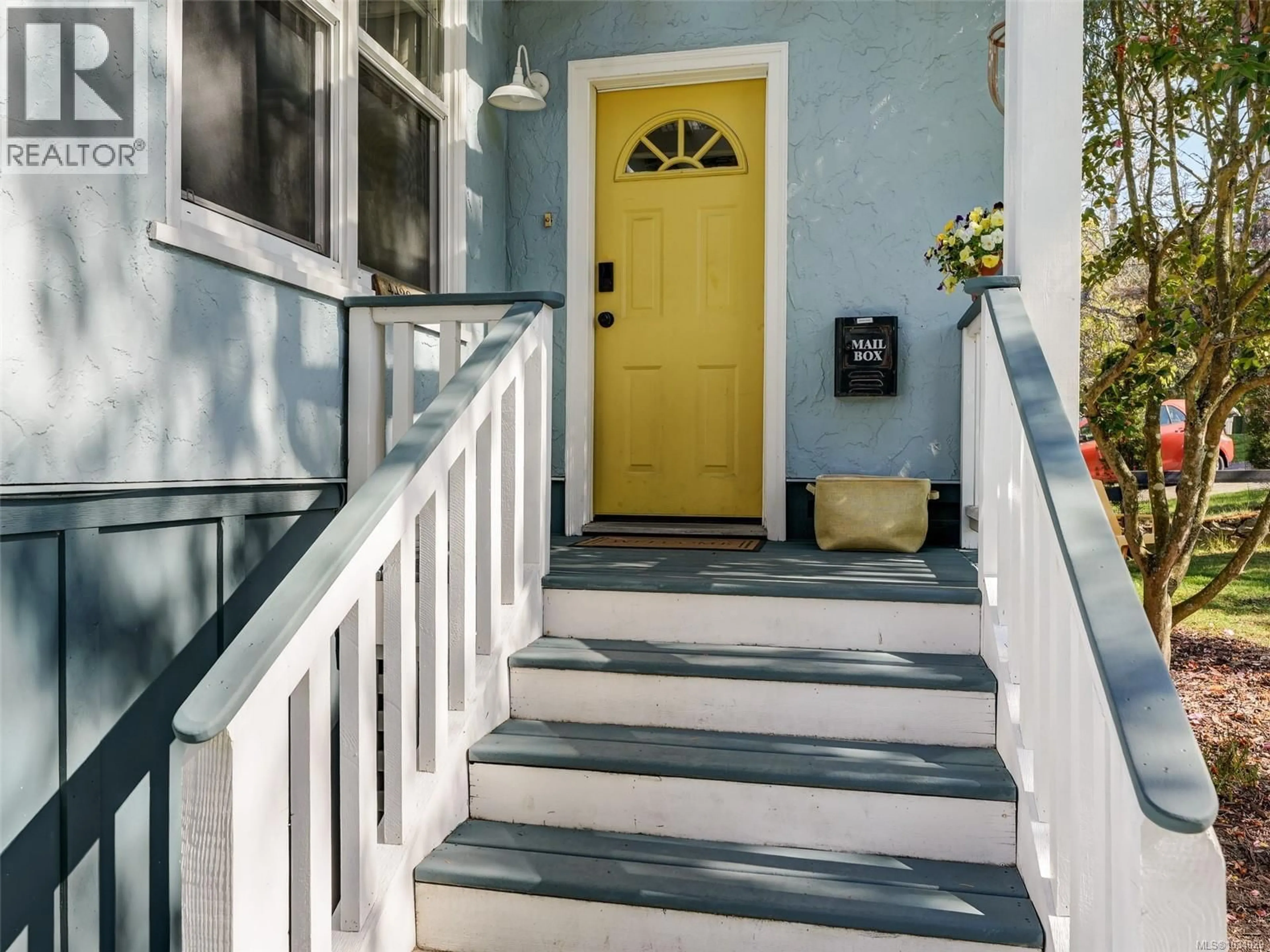 Indoor entryway for 4426 TYNDALL AVENUE, Saanich British Columbia V8N3S1