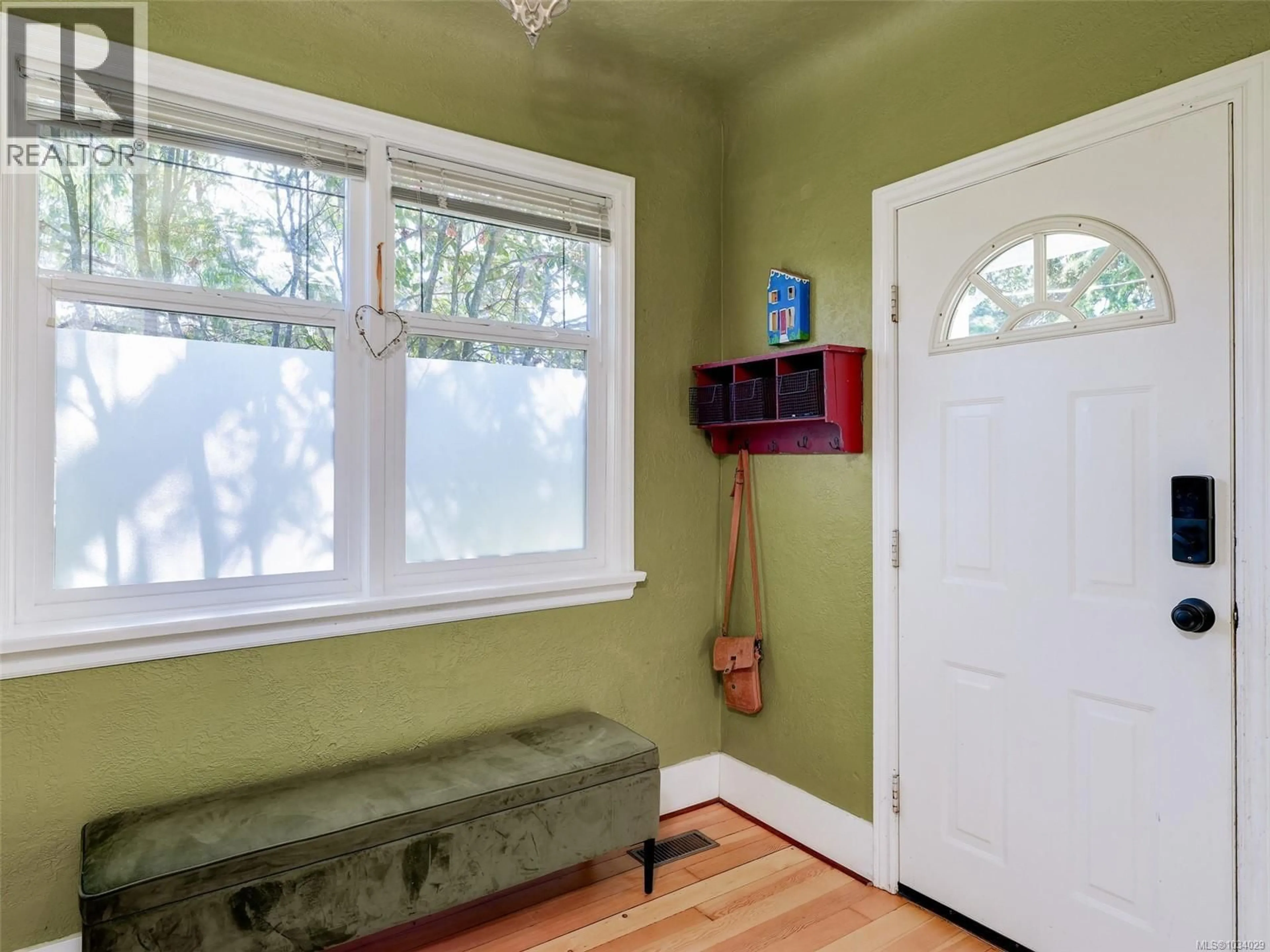 Indoor entryway for 4426 TYNDALL AVENUE, Saanich British Columbia V8N3S1