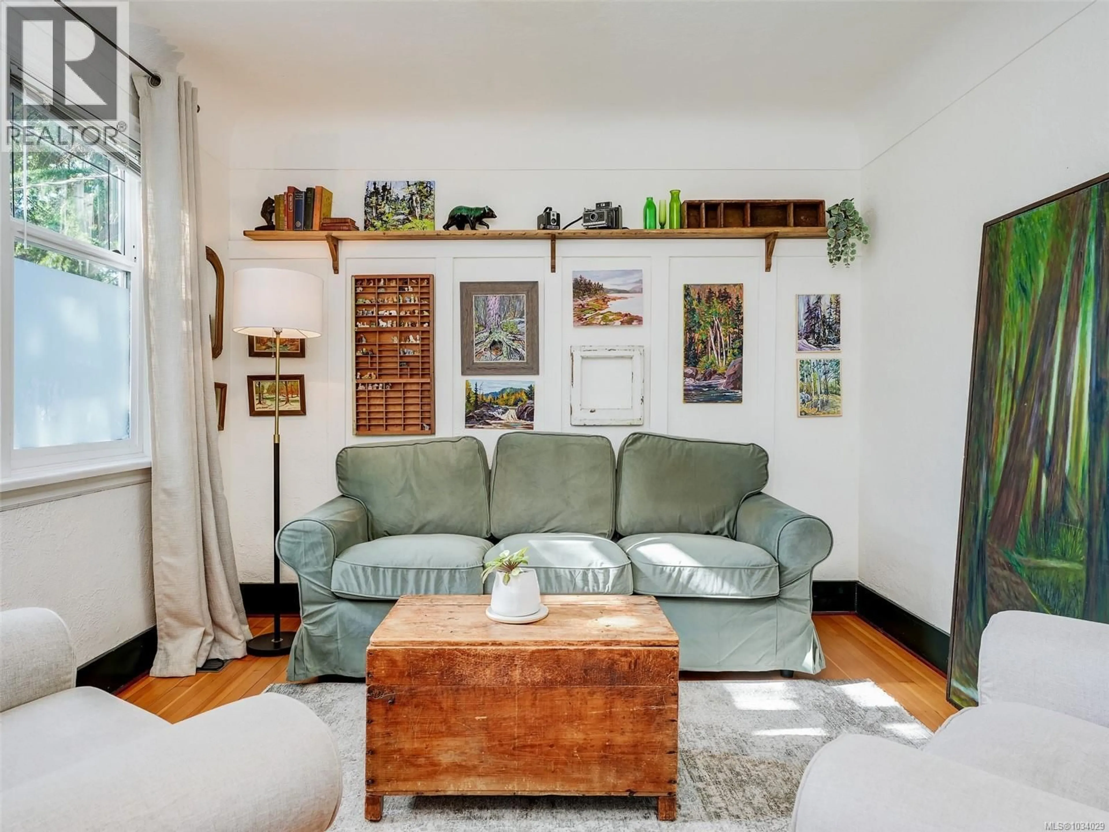 Living room with furniture, unknown for 4426 TYNDALL AVENUE, Saanich British Columbia V8N3S1