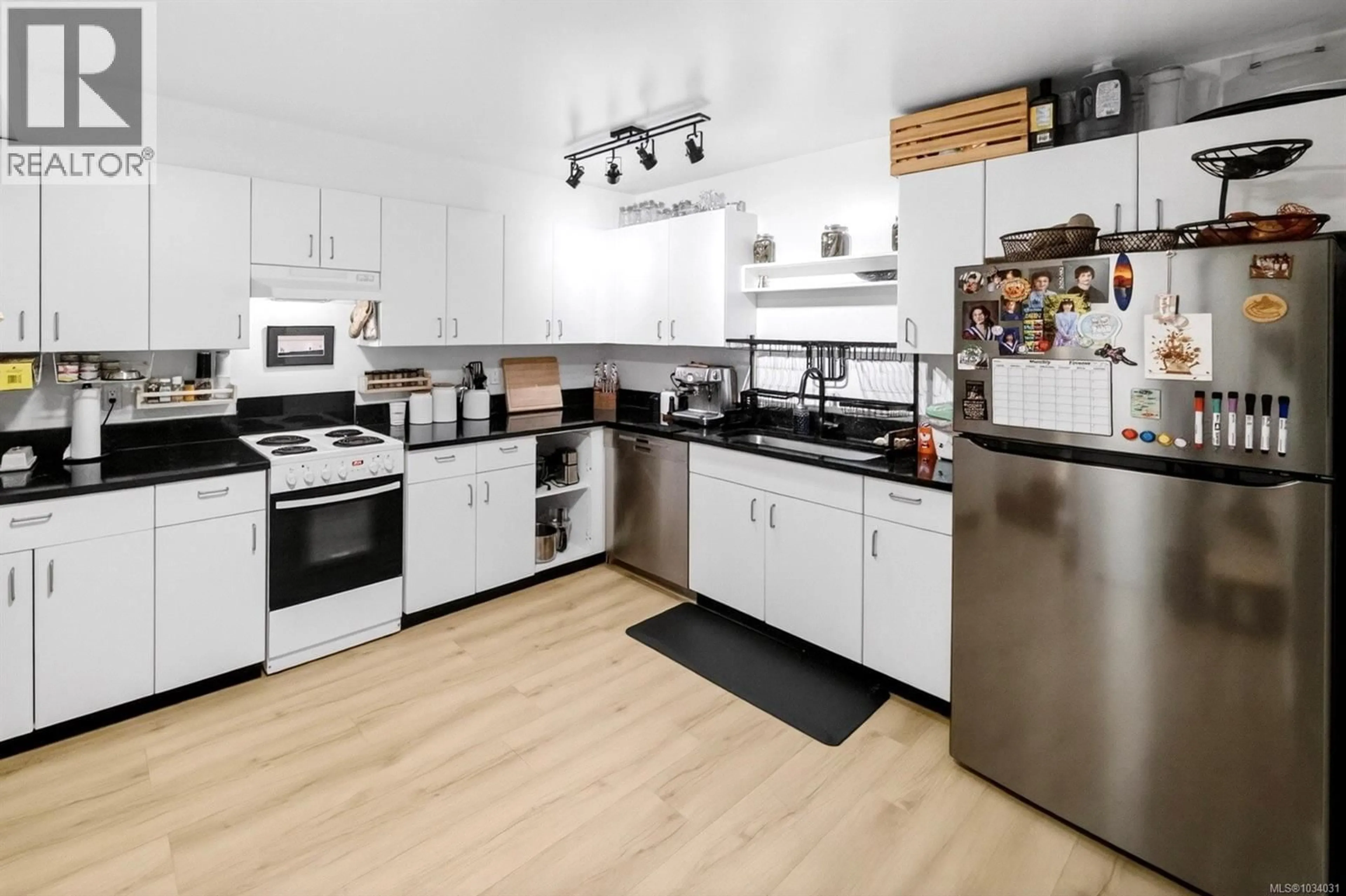 Standard kitchen, unknown for 206 - 3225 ALDER STREET, Saanich British Columbia V8X1P3