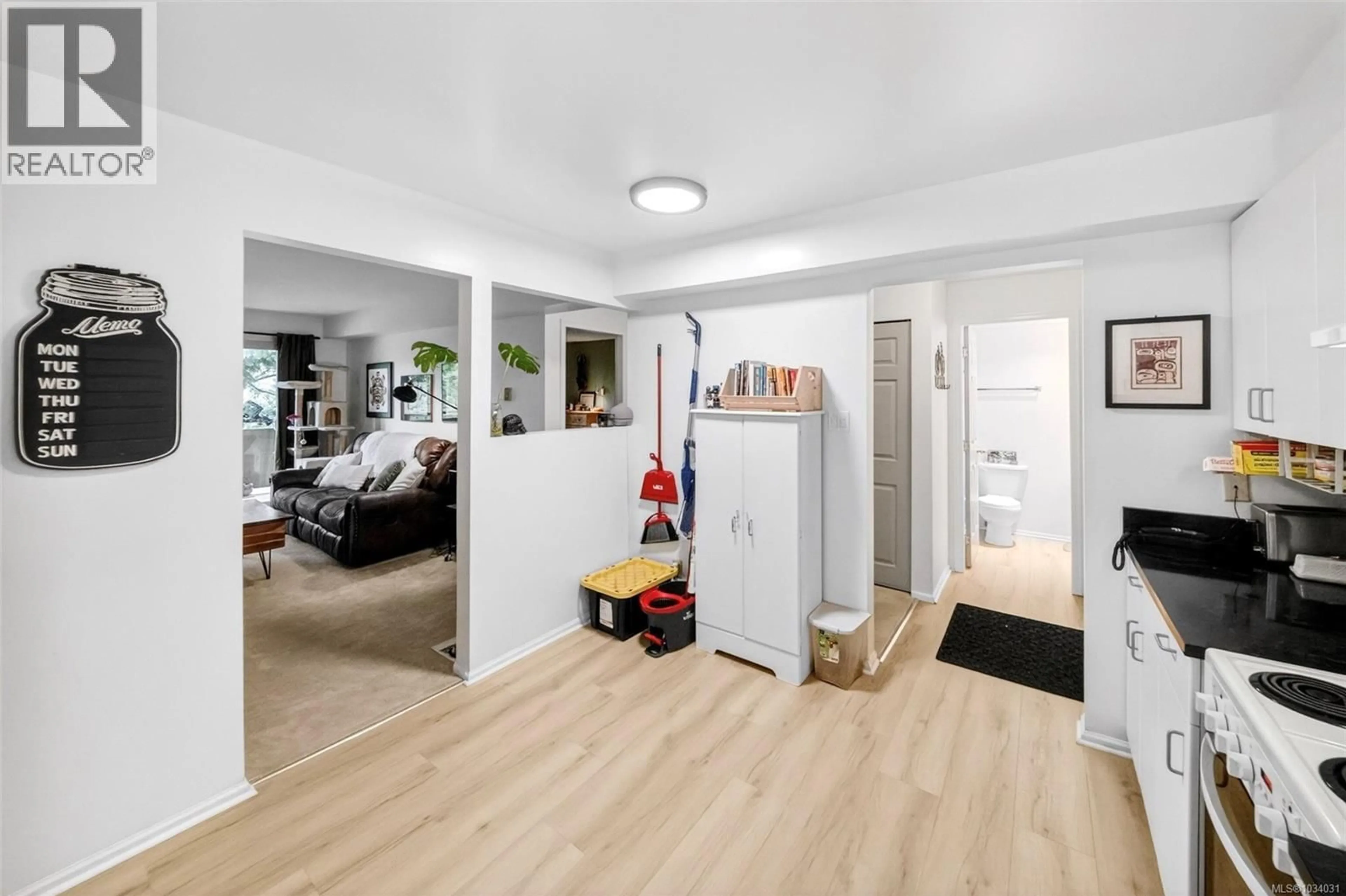 Indoor entryway for 206 - 3225 ALDER STREET, Saanich British Columbia V8X1P3