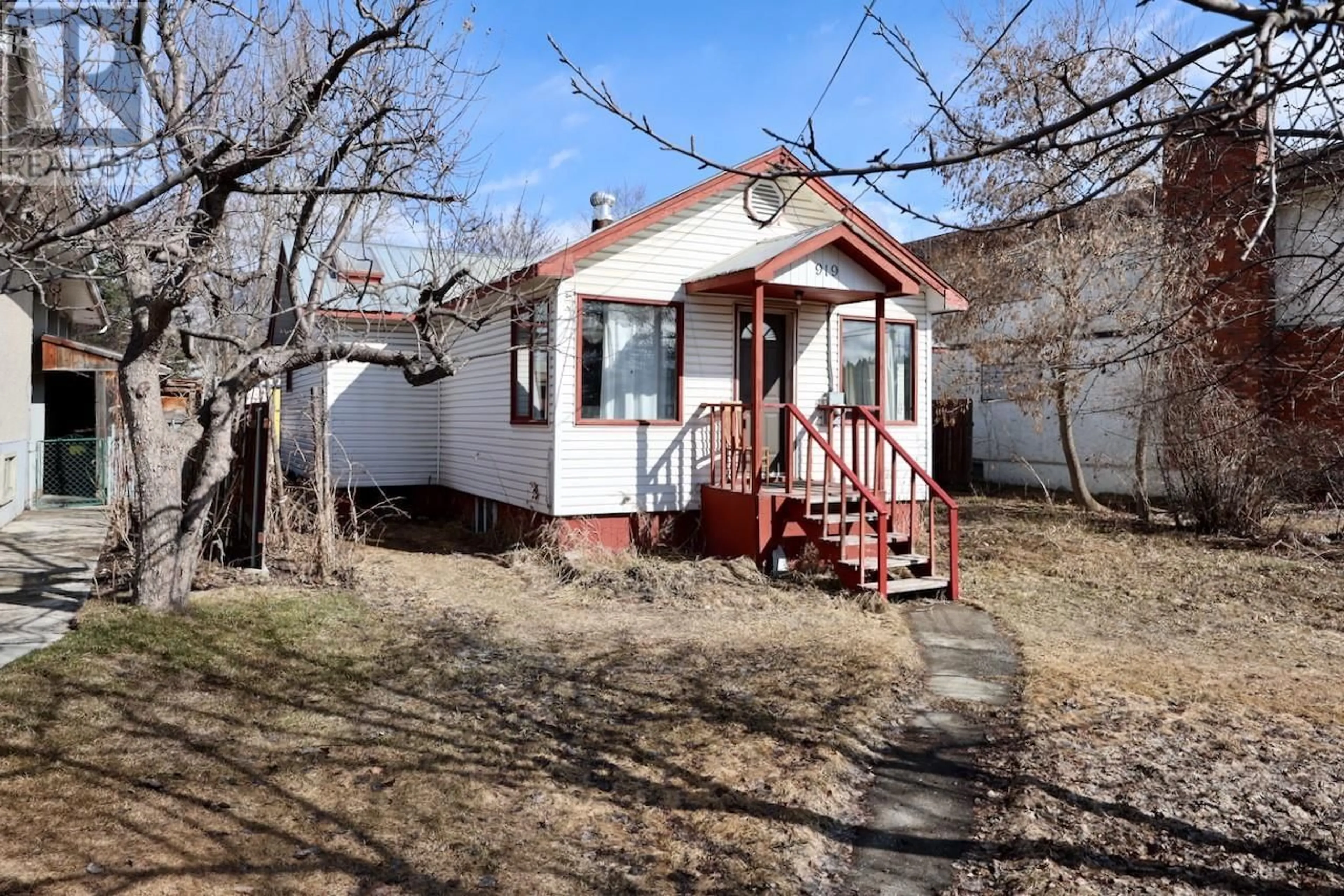 A pic from outside/outdoor area/front of a property/back of a property/a pic from drone, street for 919 10TH STREET, Golden British Columbia V0A1H0