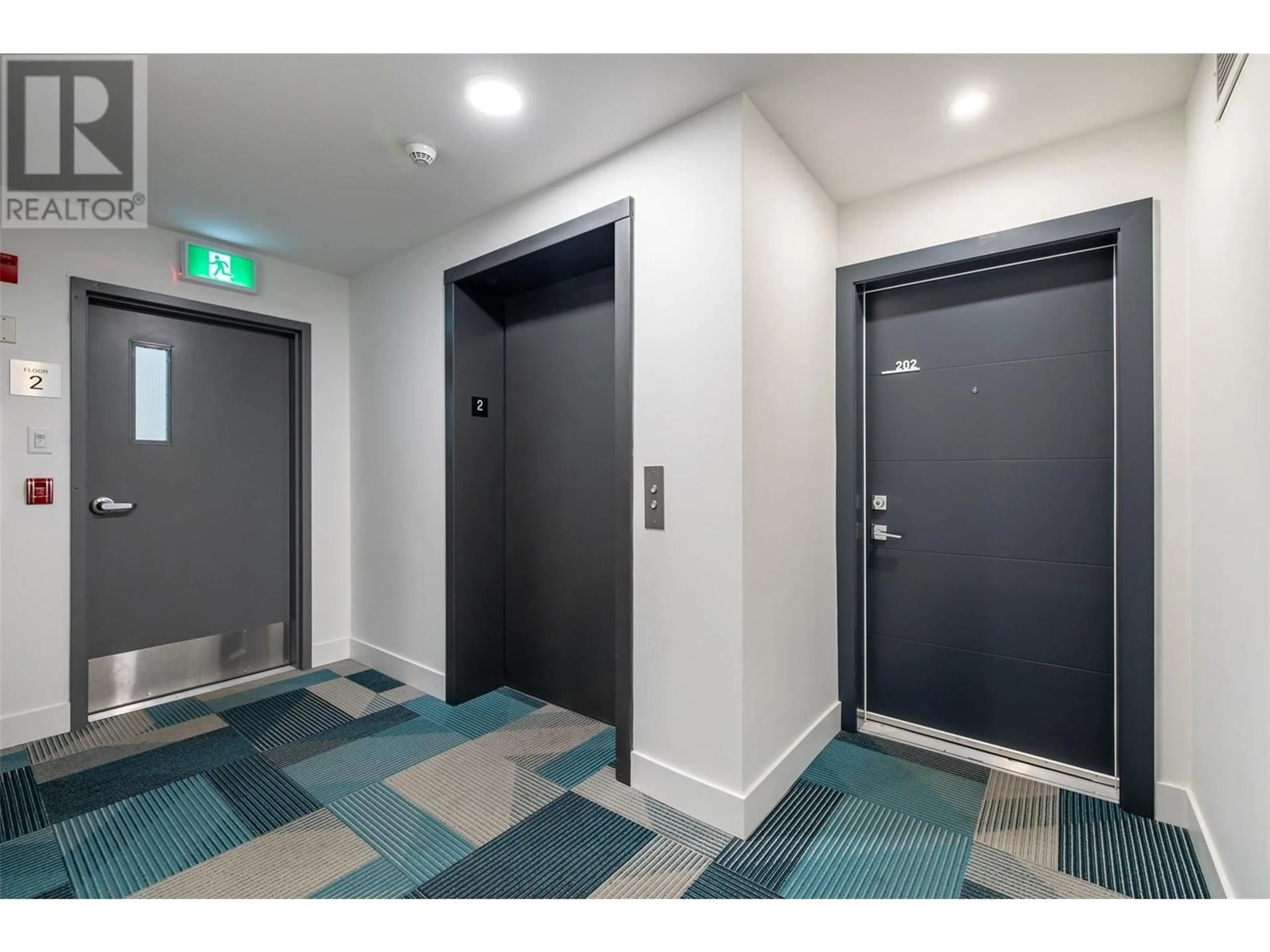 Indoor foyer for 202 - 3634 MISSION SPRINGS DRIVE, Kelowna British Columbia V1W0C9