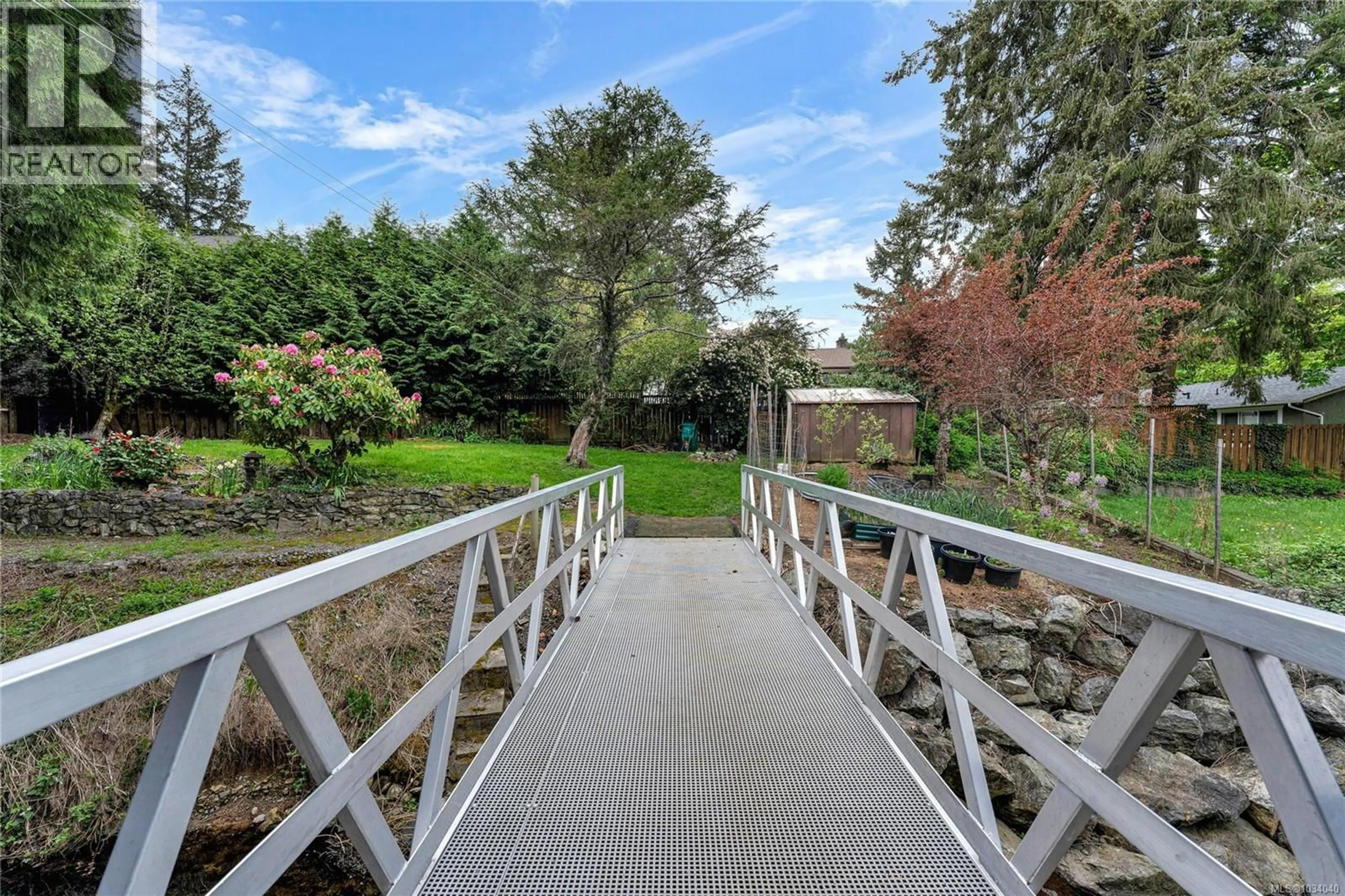 A pic from outside/outdoor area/front of a property/back of a property/a pic from drone, unknown for 955 SLUGGETT ROAD, Central Saanich British Columbia V8M1E4